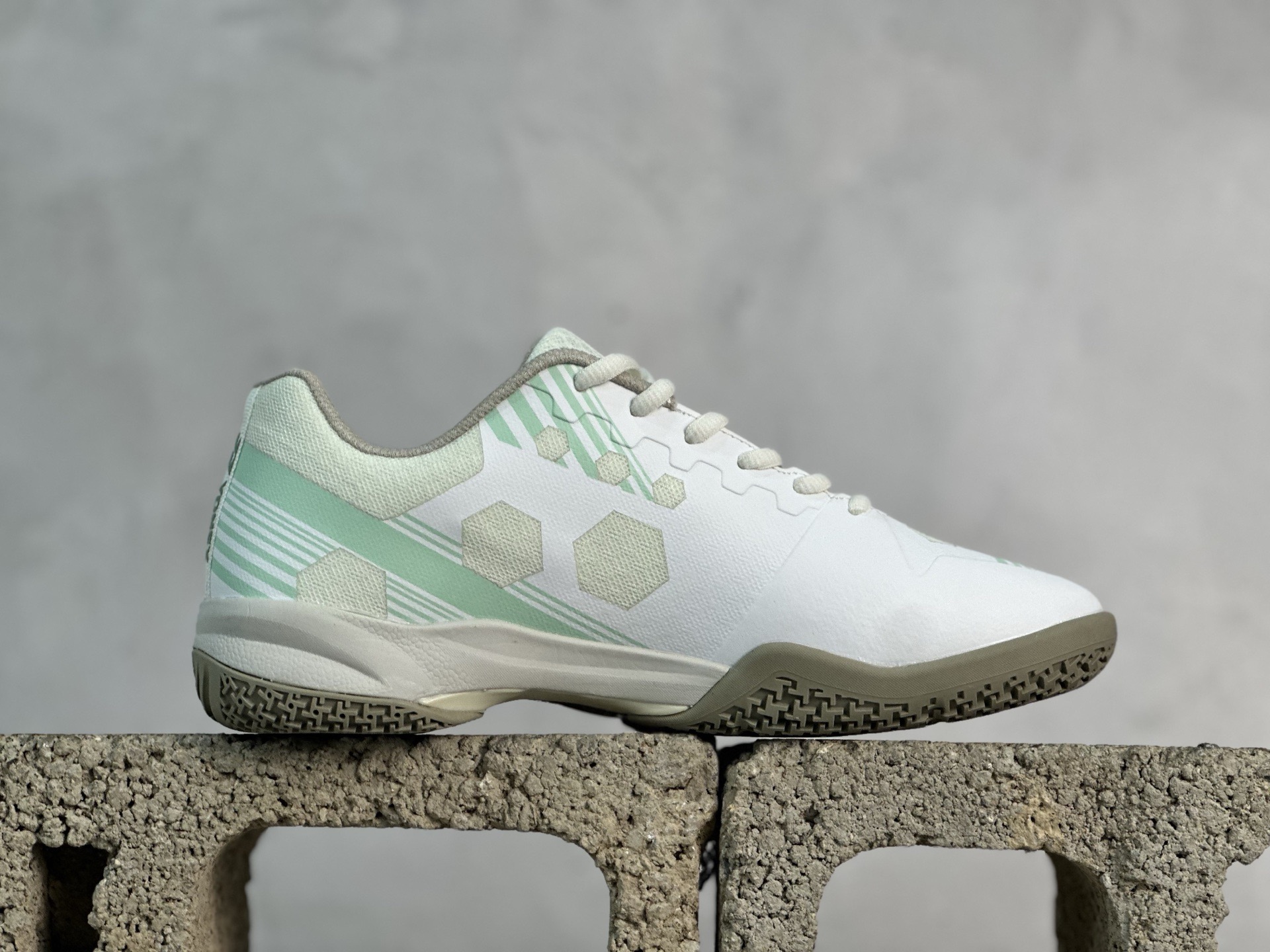 图片[2]-YONEX尤尼克斯POWER CUSHION 65 织物合成革 羽毛球鞋 采用动力垫+设计 减震蓄能 保护脚踝 人体工程防撞鞋头 护脚趾 鞋底采用放射状桨翼大底 提升全方位的防滑性 抓地力更强 大底采用石墨碳素板设计 增强鞋底支撑 网面透气孔设计 增强鞋内热量释放 货号： SHBSRB1EX 尺码： 36 36.5 37 38 38.5 39 40 40.5 41 42 42.5 43 44 45-选品中心