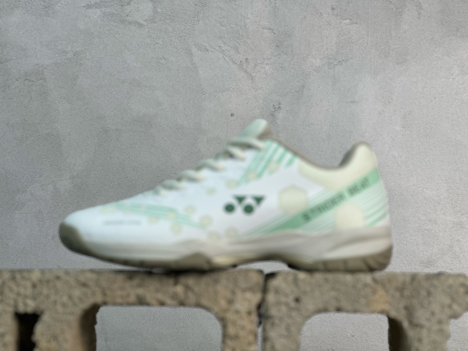 YONEX尤尼克斯POWER CUSHION 65 织物合成革 羽毛球鞋 采用动力垫+设计 减震蓄能 保护脚踝 人体工程防撞鞋头 护脚趾 鞋底采用放射状桨翼大底 提升全方位的防滑性 抓地力更强 大底采用石墨碳素板设计 增强鞋底支撑 网面透气孔设计 增强鞋内热量释放 货号： SHBSRB1EX 尺码： 36 36.5 37 38 38.5 39 40 40.5 41 42 42.5 43 44 45-选品中心