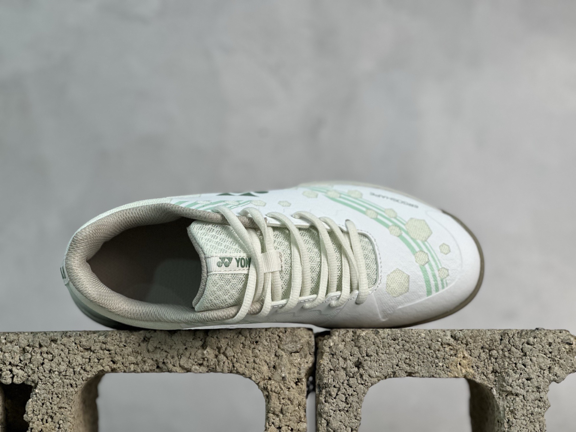 图片[4]-YONEX尤尼克斯POWER CUSHION 65 织物合成革 羽毛球鞋 采用动力垫+设计 减震蓄能 保护脚踝 人体工程防撞鞋头 护脚趾 鞋底采用放射状桨翼大底 提升全方位的防滑性 抓地力更强 大底采用石墨碳素板设计 增强鞋底支撑 网面透气孔设计 增强鞋内热量释放 货号： SHBSRB1EX 尺码： 36 36.5 37 38 38.5 39 40 40.5 41 42 42.5 43 44 45-选品中心