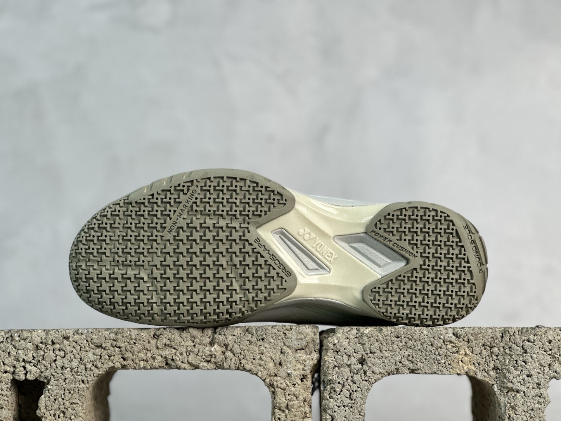 图片[3]-YONEX尤尼克斯POWER CUSHION 65 织物合成革 羽毛球鞋 采用动力垫+设计 减震蓄能 保护脚踝 人体工程防撞鞋头 护脚趾 鞋底采用放射状桨翼大底 提升全方位的防滑性 抓地力更强 大底采用石墨碳素板设计 增强鞋底支撑 网面透气孔设计 增强鞋内热量释放 货号： SHBSRB1EX 尺码： 36 36.5 37 38 38.5 39 40 40.5 41 42 42.5 43 44 45-选品中心