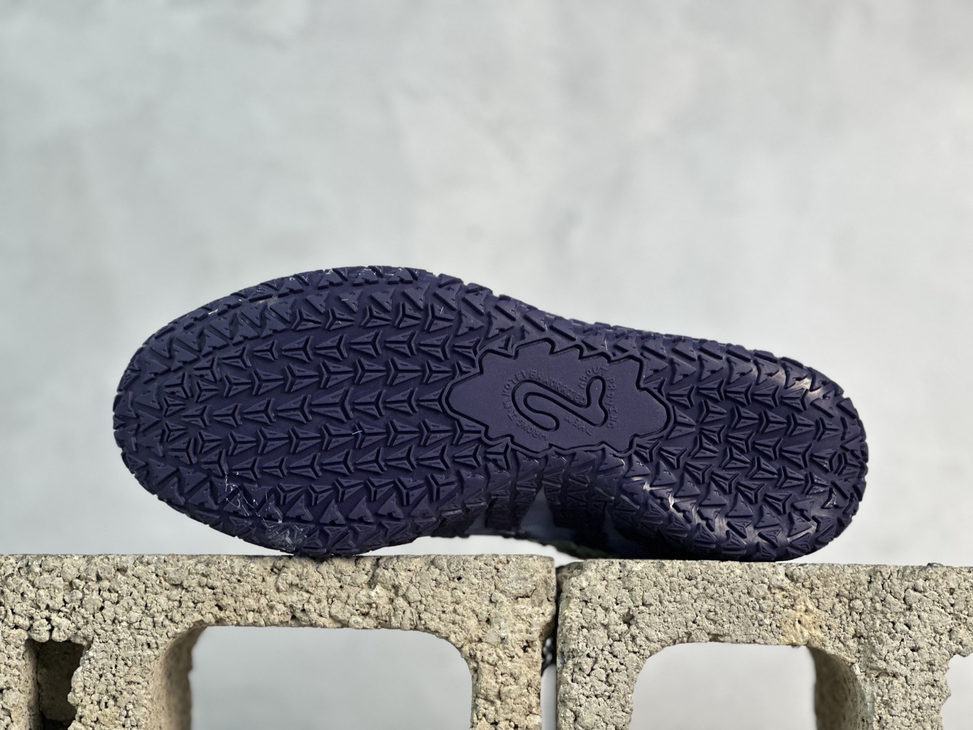 图片[3]-灭世Nike JA 3 EP 莫兰特三代低帮实战篮球鞋 #鞋面采用白色网布搭配棱纹覆面设计，延续了耐克 Ja系列一贯的凌厉轮廓。鞋侧饰有反光效果的粉色与蓝色 Swoosh 标志，与之形成对比的灰色锯齿状的 Zoom 中底。前掌区域点缀粉色细节，与冰晶灰色的抓地纹路形成鲜明对比。 货号：HF2794-700 尺码：39 40 40.5 41 42 42.5 43 44 44.5 45 46-选品中心