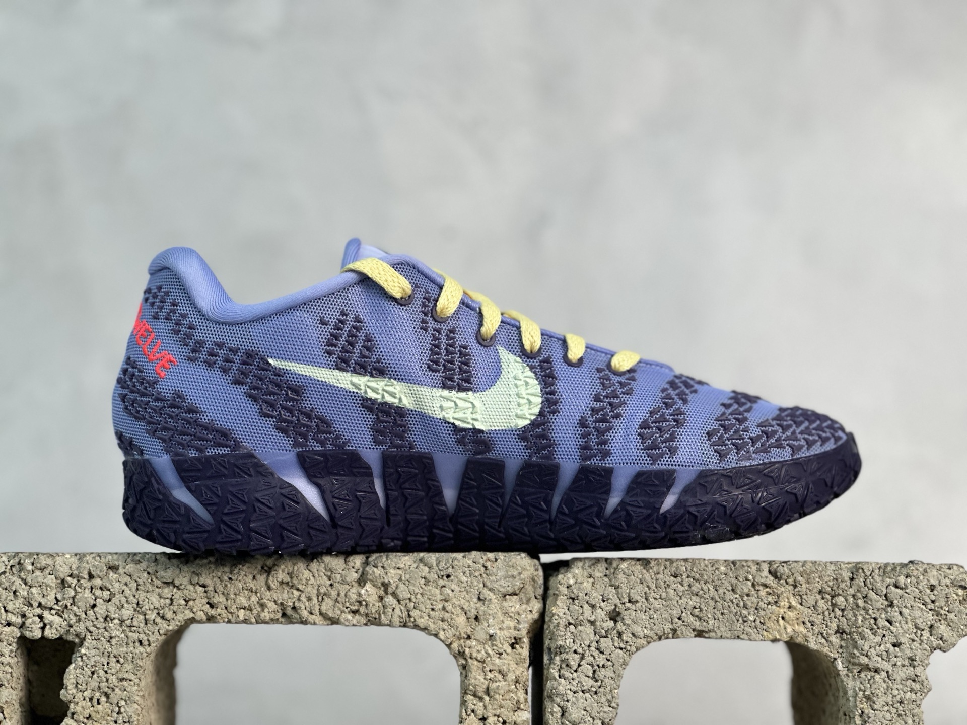 图片[2]-灭世Nike JA 3 EP 莫兰特三代低帮实战篮球鞋 #鞋面采用白色网布搭配棱纹覆面设计，延续了耐克 Ja系列一贯的凌厉轮廓。鞋侧饰有反光效果的粉色与蓝色 Swoosh 标志，与之形成对比的灰色锯齿状的 Zoom 中底。前掌区域点缀粉色细节，与冰晶灰色的抓地纹路形成鲜明对比。 货号：HF2794-700 尺码：39 40 40.5 41 42 42.5 43 44 44.5 45 46-选品中心