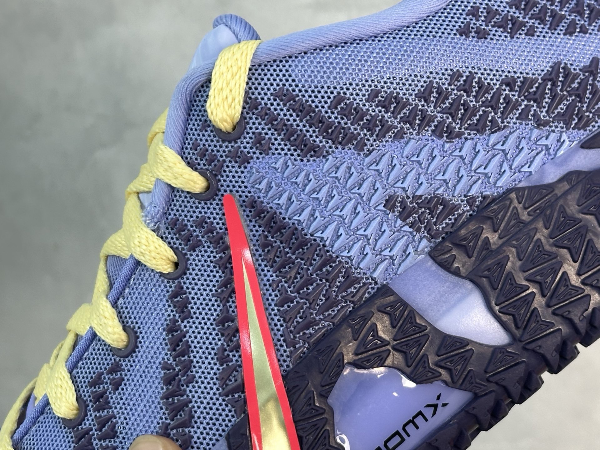 图片[9]-灭世Nike JA 3 EP 莫兰特三代低帮实战篮球鞋 #鞋面采用白色网布搭配棱纹覆面设计，延续了耐克 Ja系列一贯的凌厉轮廓。鞋侧饰有反光效果的粉色与蓝色 Swoosh 标志，与之形成对比的灰色锯齿状的 Zoom 中底。前掌区域点缀粉色细节，与冰晶灰色的抓地纹路形成鲜明对比。 货号：HF2794-700 尺码：39 40 40.5 41 42 42.5 43 44 44.5 45 46-选品中心