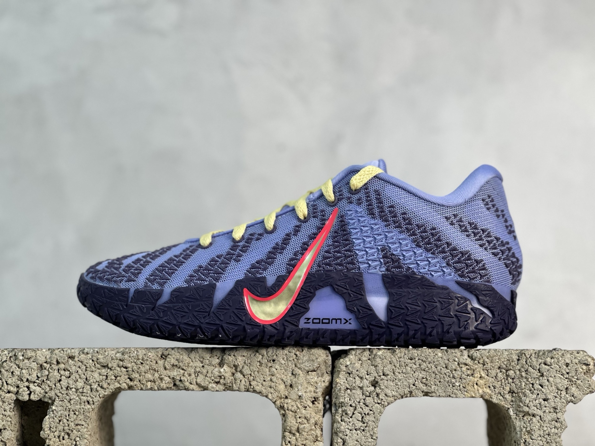 灭世Nike JA 3 EP 莫兰特三代低帮实战篮球鞋 #鞋面采用白色网布搭配棱纹覆面设计，延续了耐克 Ja系列一贯的凌厉轮廓。鞋侧饰有反光效果的粉色与蓝色 Swoosh 标志，与之形成对比的灰色锯齿状的 Zoom 中底。前掌区域点缀粉色细节，与冰晶灰色的抓地纹路形成鲜明对比。 货号：HF2794-700 尺码：39 40 40.5 41 42 42.5 43 44 44.5 45 46-选品中心