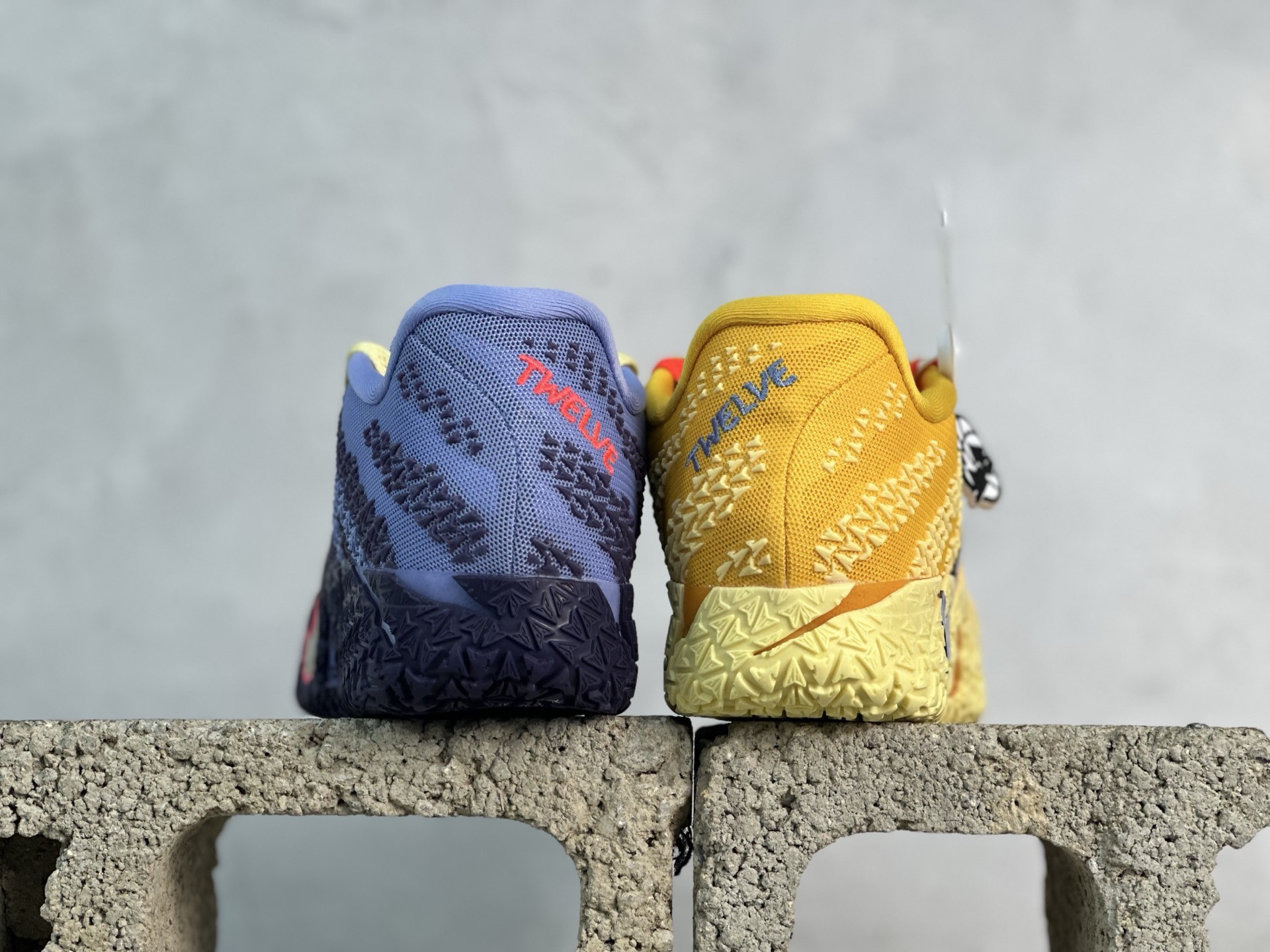 图片[5]-灭世Nike JA 3 EP 莫兰特三代低帮实战篮球鞋 #鞋面采用白色网布搭配棱纹覆面设计，延续了耐克 Ja系列一贯的凌厉轮廓。鞋侧饰有反光效果的粉色与蓝色 Swoosh 标志，与之形成对比的灰色锯齿状的 Zoom 中底。前掌区域点缀粉色细节，与冰晶灰色的抓地纹路形成鲜明对比。 货号：HF2794-700 尺码：39 40 40.5 41 42 42.5 43 44 44.5 45 46-选品中心