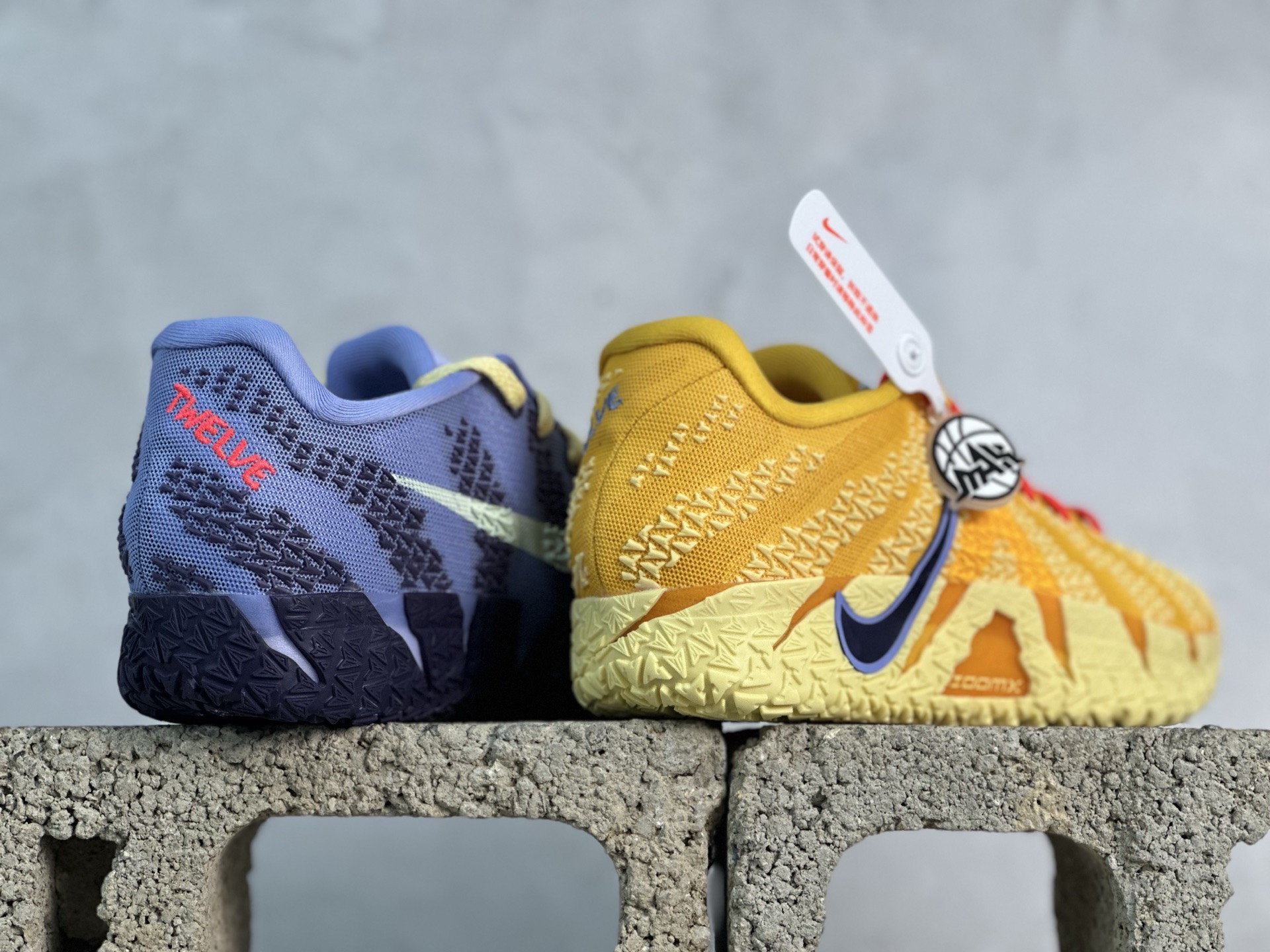 图片[6]-灭世Nike JA 3 EP 莫兰特三代低帮实战篮球鞋 #鞋面采用白色网布搭配棱纹覆面设计，延续了耐克 Ja系列一贯的凌厉轮廓。鞋侧饰有反光效果的粉色与蓝色 Swoosh 标志，与之形成对比的灰色锯齿状的 Zoom 中底。前掌区域点缀粉色细节，与冰晶灰色的抓地纹路形成鲜明对比。 货号：HF2794-700 尺码：39 40 40.5 41 42 42.5 43 44 44.5 45 46-选品中心