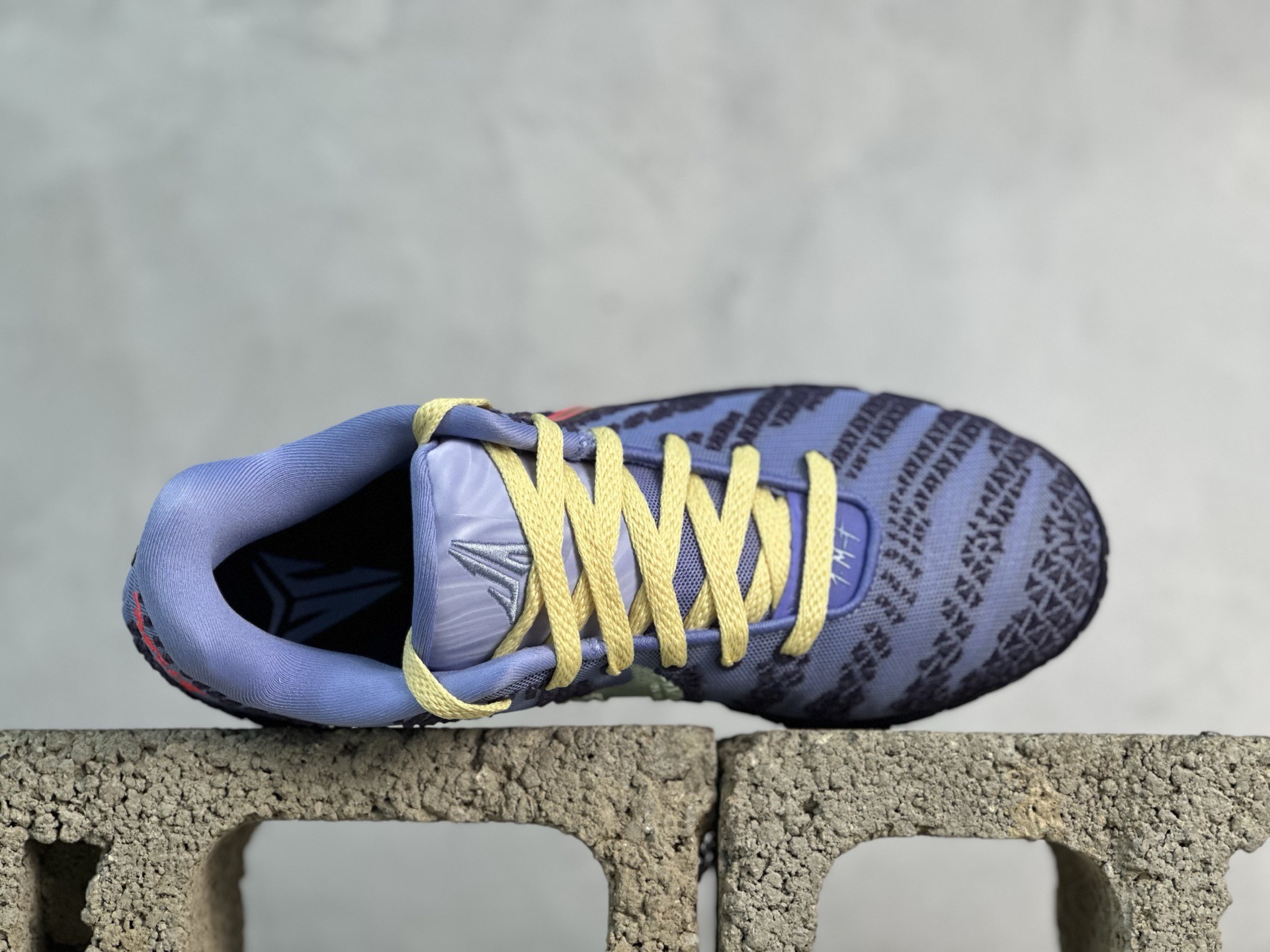 图片[4]-灭世Nike JA 3 EP 莫兰特三代低帮实战篮球鞋 #鞋面采用白色网布搭配棱纹覆面设计，延续了耐克 Ja系列一贯的凌厉轮廓。鞋侧饰有反光效果的粉色与蓝色 Swoosh 标志，与之形成对比的灰色锯齿状的 Zoom 中底。前掌区域点缀粉色细节，与冰晶灰色的抓地纹路形成鲜明对比。 货号：HF2794-700 尺码：39 40 40.5 41 42 42.5 43 44 44.5 45 46-选品中心