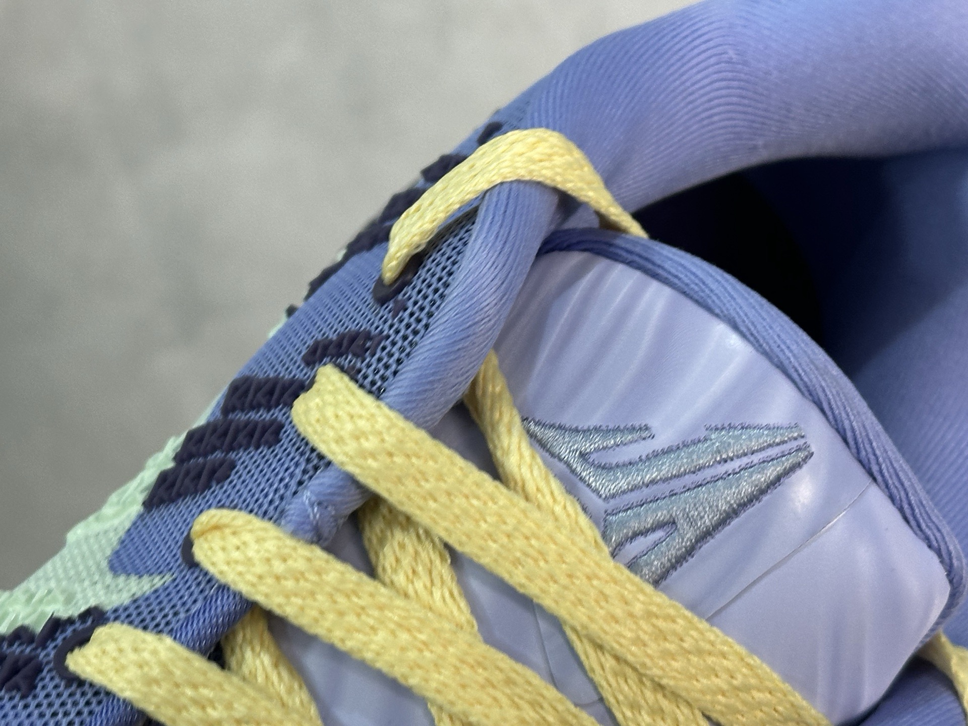 图片[8]-灭世Nike JA 3 EP 莫兰特三代低帮实战篮球鞋 #鞋面采用白色网布搭配棱纹覆面设计，延续了耐克 Ja系列一贯的凌厉轮廓。鞋侧饰有反光效果的粉色与蓝色 Swoosh 标志，与之形成对比的灰色锯齿状的 Zoom 中底。前掌区域点缀粉色细节，与冰晶灰色的抓地纹路形成鲜明对比。 货号：HF2794-700 尺码：39 40 40.5 41 42 42.5 43 44 44.5 45 46-选品中心