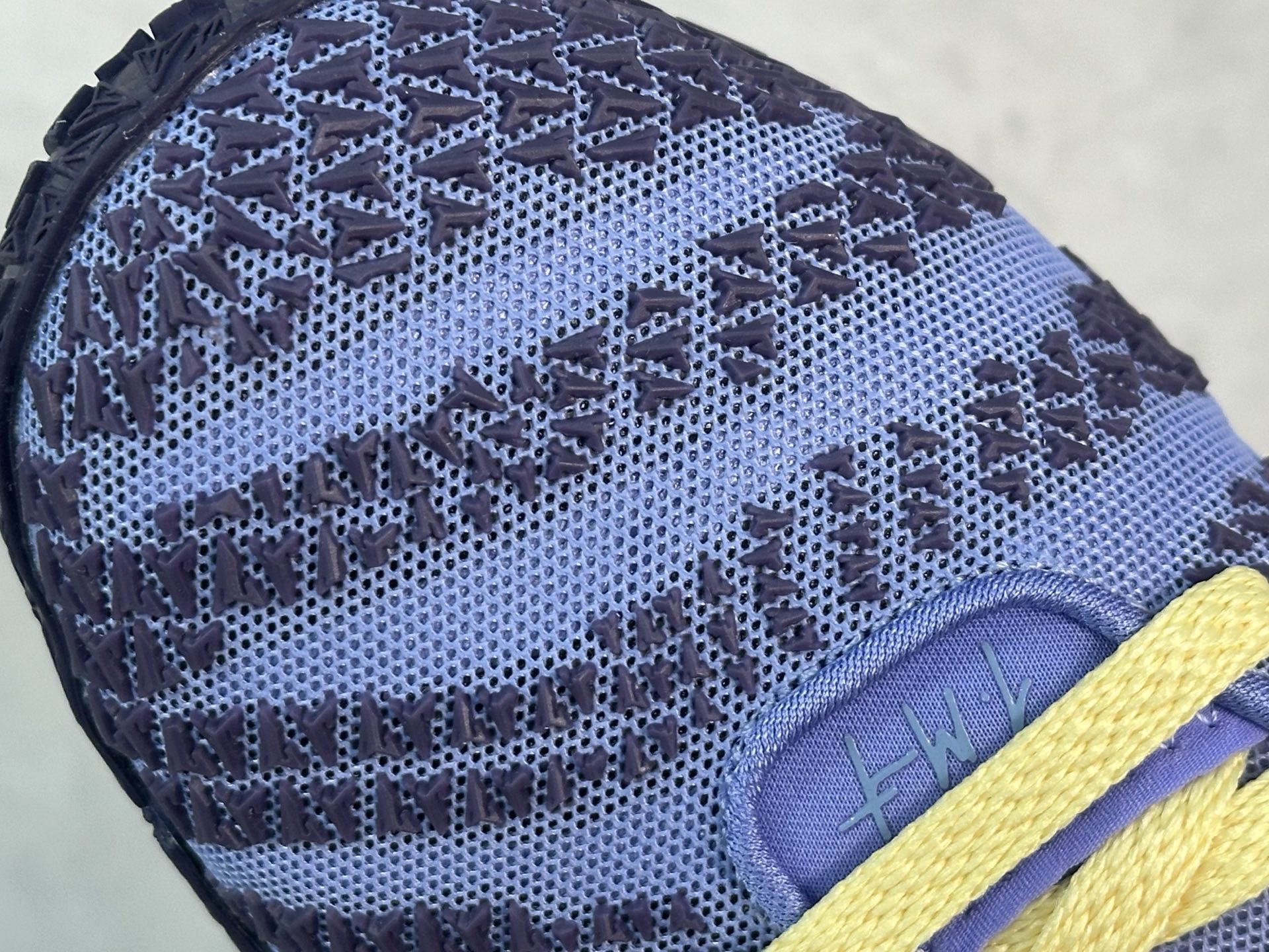 图片[7]-灭世Nike JA 3 EP 莫兰特三代低帮实战篮球鞋 #鞋面采用白色网布搭配棱纹覆面设计，延续了耐克 Ja系列一贯的凌厉轮廓。鞋侧饰有反光效果的粉色与蓝色 Swoosh 标志，与之形成对比的灰色锯齿状的 Zoom 中底。前掌区域点缀粉色细节，与冰晶灰色的抓地纹路形成鲜明对比。 货号：HF2794-700 尺码：39 40 40.5 41 42 42.5 43 44 44.5 45 46-选品中心