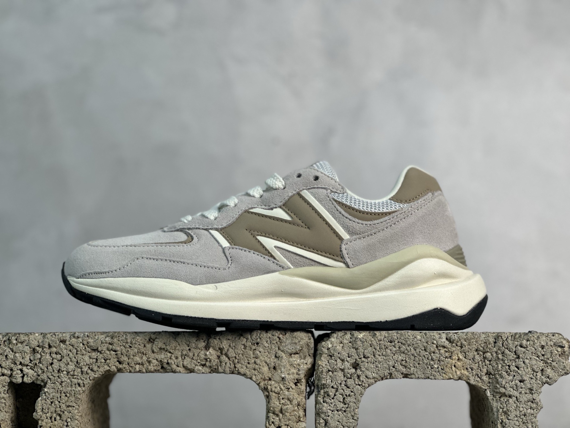 💰170 放店私
X版 New Balance M5740系列 原楦原纸版开发版型 采用国产猪巴革麂皮及牛培革料拼接构成#中底高弹EVA发泡材质 外置橡胶大齿防滑橡胶外底 尽显90年代复古风格 推出全新配色 
货号：M5740LT1
SIZE：36-45