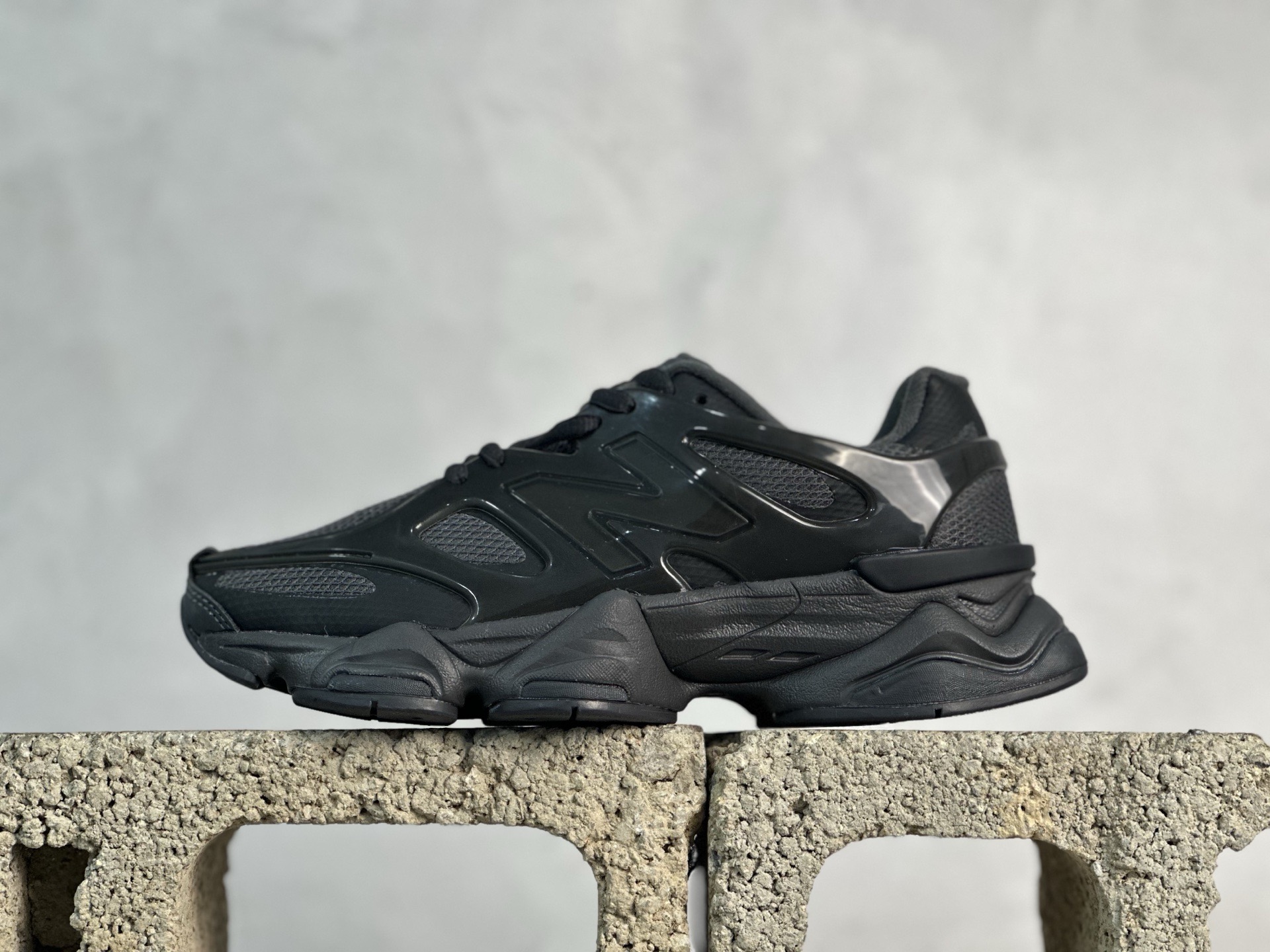 放店私 New Balance NB9060系列 复古休闲运动慢跑鞋 U9060IAA #鞋款灵感源自设计师本人对夏日的怀日回忆.鞋面大身由空间双格及磨砂鞋面拼接而生,配以柔和、温暖的粉橘色调,夏日氛围拉满 #采用大面积网眼以及麂皮材质覆盖鞋身,还原经典气质.搭载ABZORB避震科技,由泡沫聚酯制成,上脚可以有效减少由鞋底反弹对身体及双腿的冲击力