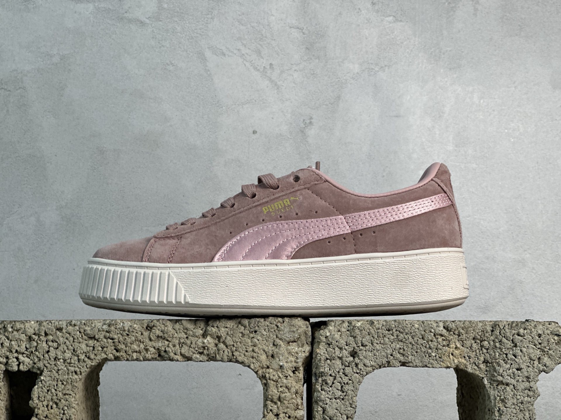 福利特价💰90 放店私
Puma Suede platfotm Gold 彪马防滑耐磨低帮板鞋
孔眼底座和脚趾凸起由猪八革材料制成 支持侧踏时的踏步工作 即使在健身房等使用环境中也能确保透气性 像吸盘一样的设计是为了提高体育馆表面的抓地力性能
货号：365828-03
尺码：35.5-40
编码：21