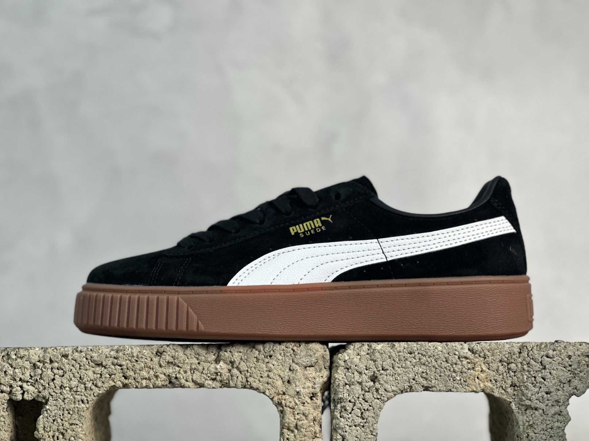 福利特价💰90 放店私
Puma Suede platfotm Gold 彪马防滑耐磨低帮板鞋
孔眼底座和脚趾凸起由猪八革材料制成 支持侧踏时的踏步工作 即使在健身房等使用环境中也能确保透气性 像吸盘一样的设计是为了提高体育馆表面的抓地力性能
货号：363559-02
尺码：35.5-44
编码：21