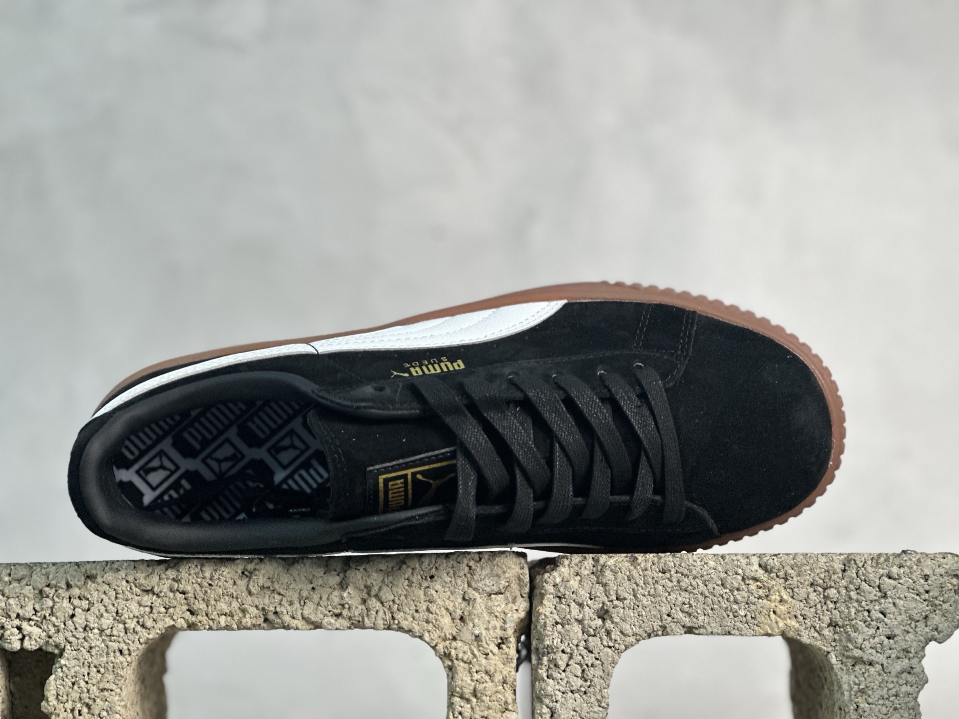 福利特价💰90 放店私
Puma Suede platfotm Gold 彪马防滑耐磨低帮板鞋
孔眼底座和脚趾凸起由猪八革材料制成 支持侧踏时的踏步工作 即使在健身房等使用环境中也能确保透气性 像吸盘一样的设计是为了提高体育馆表面的抓地力性能
货号：363559-02
尺码：35.5-44
编码：21