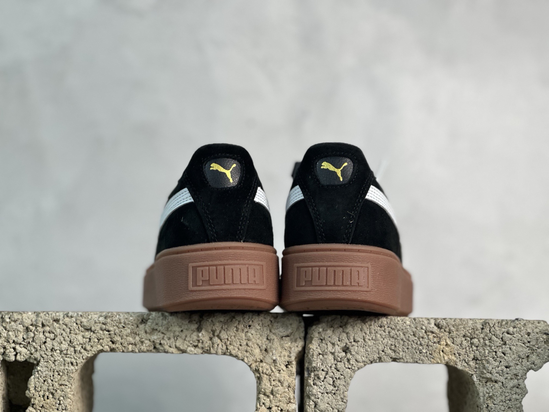 福利特价💰90 放店私
Puma Suede platfotm Gold 彪马防滑耐磨低帮板鞋
孔眼底座和脚趾凸起由猪八革材料制成 支持侧踏时的踏步工作 即使在健身房等使用环境中也能确保透气性 像吸盘一样的设计是为了提高体育馆表面的抓地力性能
货号：363559-02
尺码：35.5-44
编码：21