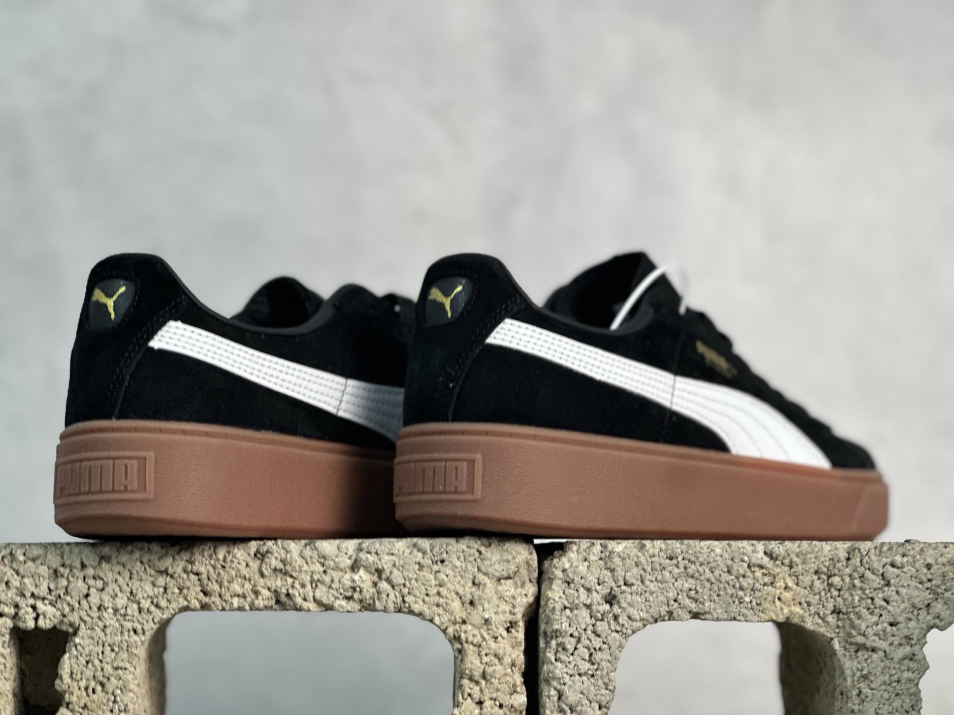福利特价💰90 放店私
Puma Suede platfotm Gold 彪马防滑耐磨低帮板鞋
孔眼底座和脚趾凸起由猪八革材料制成 支持侧踏时的踏步工作 即使在健身房等使用环境中也能确保透气性 像吸盘一样的设计是为了提高体育馆表面的抓地力性能
货号：363559-02
尺码：35.5-44
编码：21
