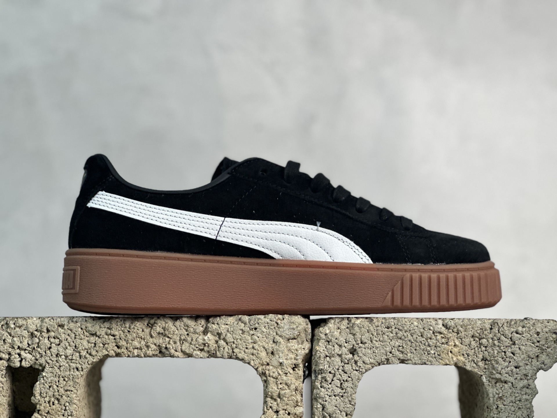 福利特价💰90 放店私
Puma Suede platfotm Gold 彪马防滑耐磨低帮板鞋
孔眼底座和脚趾凸起由猪八革材料制成 支持侧踏时的踏步工作 即使在健身房等使用环境中也能确保透气性 像吸盘一样的设计是为了提高体育馆表面的抓地力性能
货号：363559-02
尺码：35.5-44
编码：21