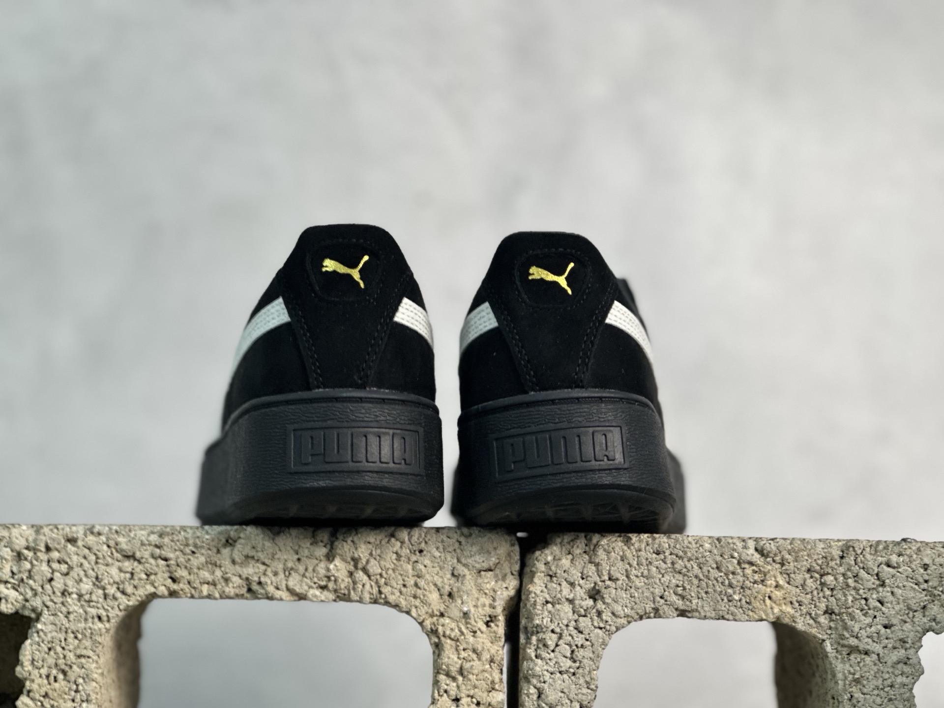 福利特价💰90 放店私
Puma Suede platfotm Gold 彪马防滑耐磨低帮板鞋
孔眼底座和脚趾凸起由猪八革材料制成 支持侧踏时的踏步工作 即使在健身房等使用环境中也能确保透气性 像吸盘一样的设计是为了提高体育馆表面的抓地力性能
货号：364718-03
尺码：35.5-44
编码：21