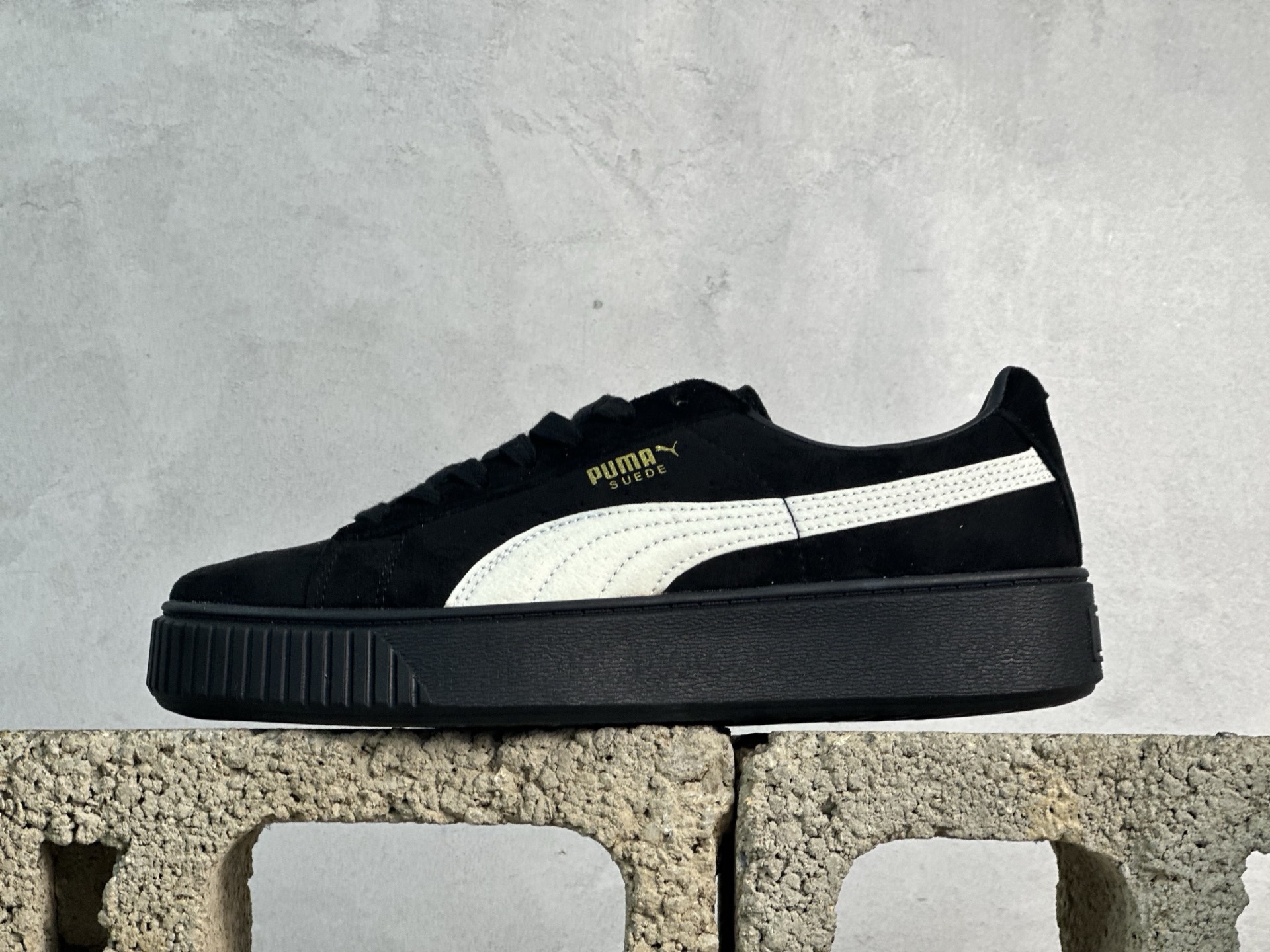 福利特价💰90 放店私
Puma Suede platfotm Gold 彪马防滑耐磨低帮板鞋
孔眼底座和脚趾凸起由猪八革材料制成 支持侧踏时的踏步工作 即使在健身房等使用环境中也能确保透气性 像吸盘一样的设计是为了提高体育馆表面的抓地力性能
货号：364718-03
尺码：35.5-44
编码：21