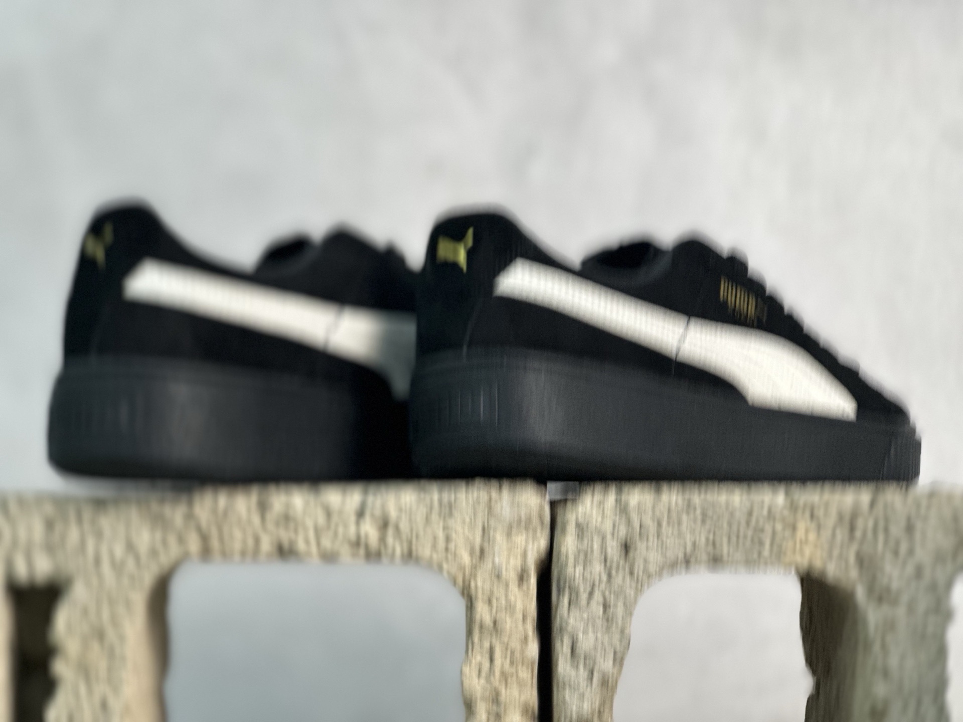 福利特价💰90 放店私
Puma Suede platfotm Gold 彪马防滑耐磨低帮板鞋
孔眼底座和脚趾凸起由猪八革材料制成 支持侧踏时的踏步工作 即使在健身房等使用环境中也能确保透气性 像吸盘一样的设计是为了提高体育馆表面的抓地力性能
货号：364718-03
尺码：35.5-44
编码：21