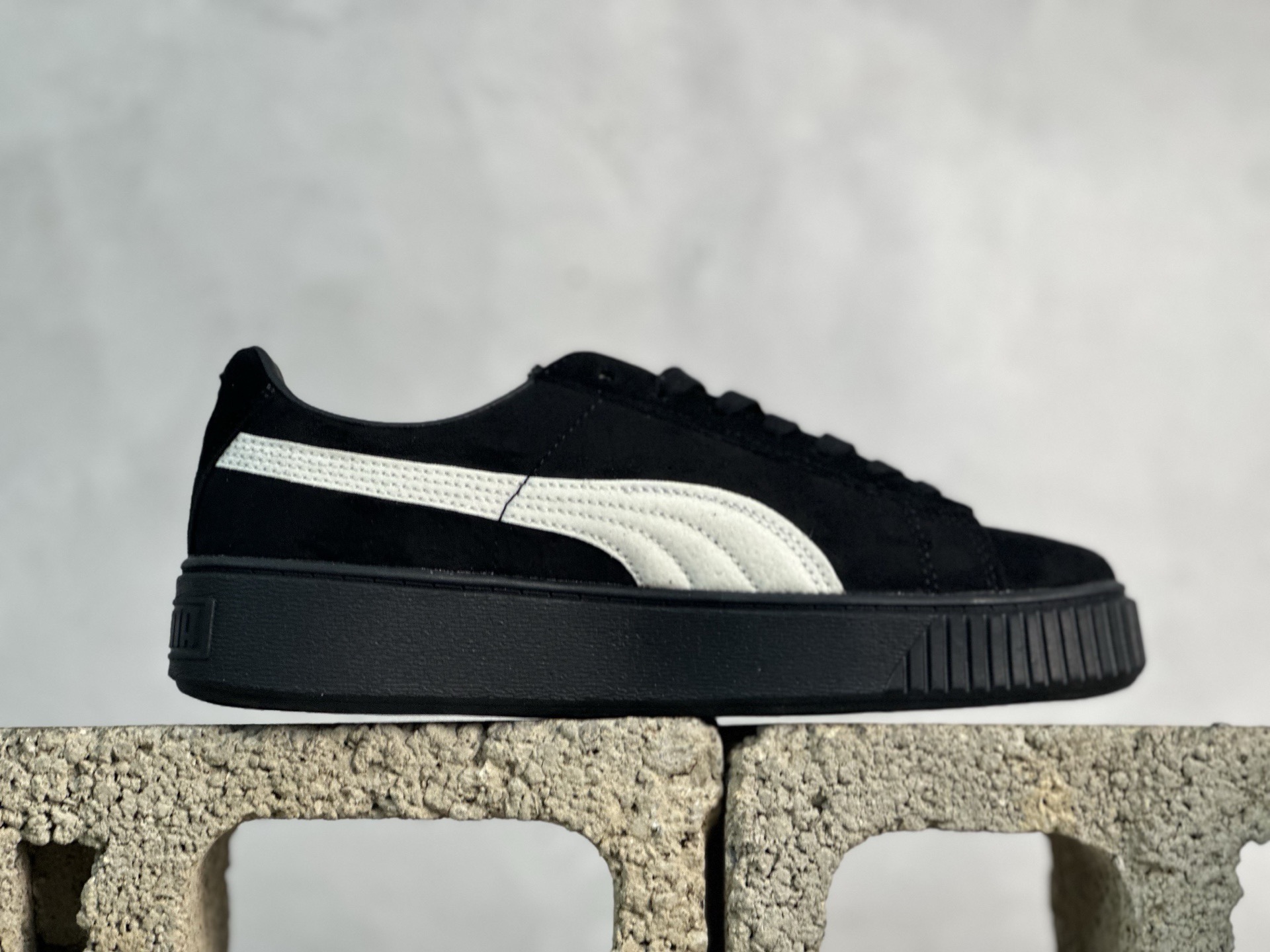 福利特价💰90 放店私
Puma Suede platfotm Gold 彪马防滑耐磨低帮板鞋
孔眼底座和脚趾凸起由猪八革材料制成 支持侧踏时的踏步工作 即使在健身房等使用环境中也能确保透气性 像吸盘一样的设计是为了提高体育馆表面的抓地力性能
货号：364718-03
尺码：35.5-44
编码：21