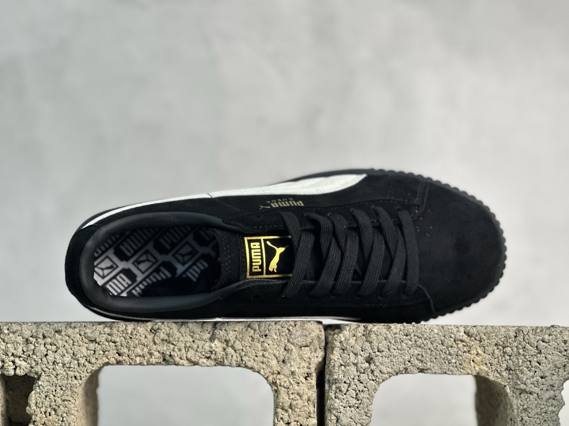 福利特价💰90 放店私
Puma Suede platfotm Gold 彪马防滑耐磨低帮板鞋
孔眼底座和脚趾凸起由猪八革材料制成 支持侧踏时的踏步工作 即使在健身房等使用环境中也能确保透气性 像吸盘一样的设计是为了提高体育馆表面的抓地力性能
货号：364718-03
尺码：35.5-44
编码：21