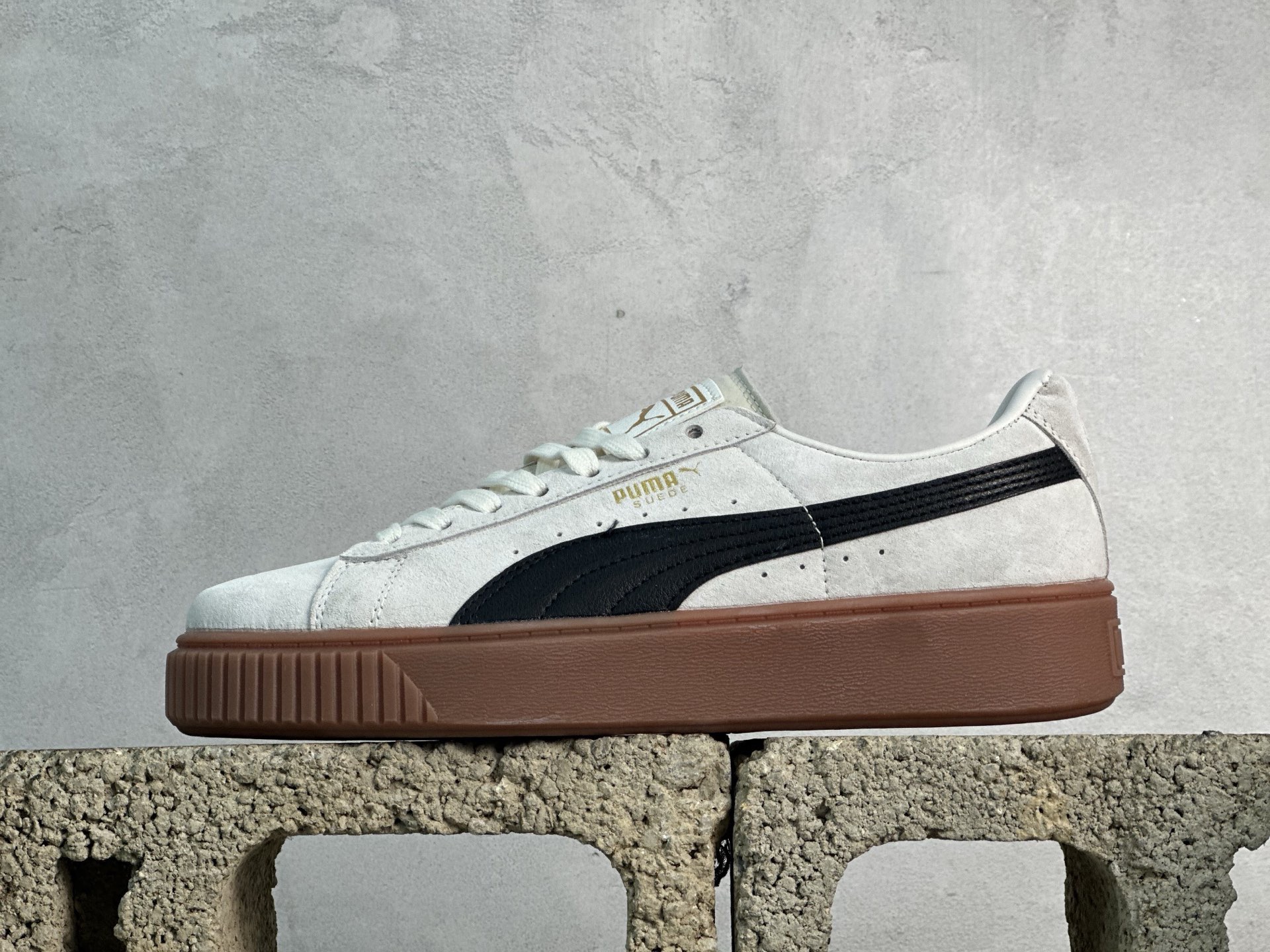 福利特价💰90 放店私
Puma Suede platfotm Gold 彪马防滑耐磨低帮板鞋
孔眼底座和脚趾凸起由猪八革材料制成 支持侧踏时的踏步工作 即使在健身房等使用环境中也能确保透气性 像吸盘一样的设计是为了提高体育馆表面的抓地力性能
货号：363559-01
尺码：35.5-44
编码：21