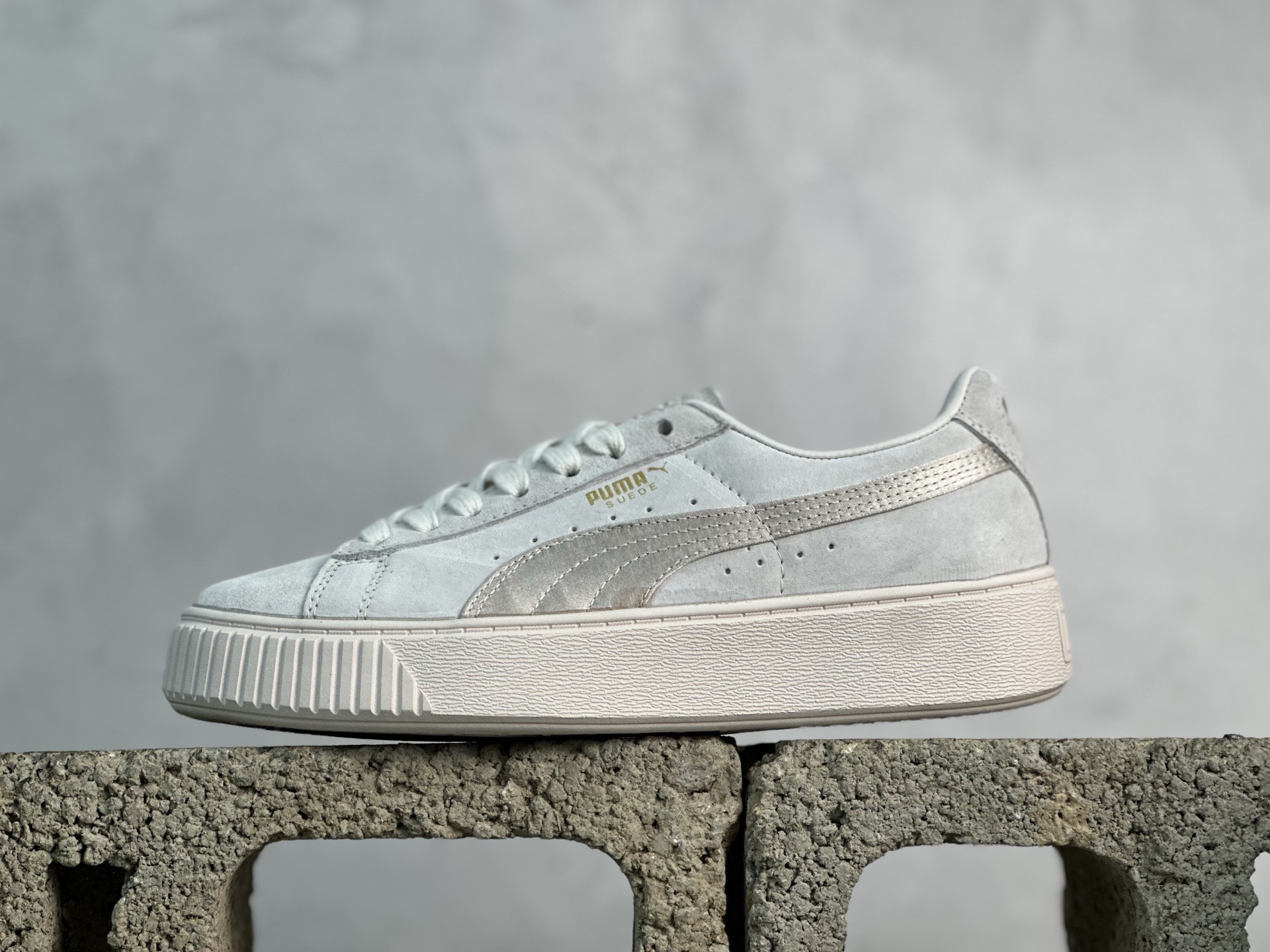 福利特价💰90 放店私
Puma Suede platfotm Gold 彪马防滑耐磨低帮板鞋
孔眼底座和脚趾凸起由猪八革材料制成 支持侧踏时的踏步工作 即使在健身房等使用环境中也能确保透气性 像吸盘一样的设计是为了提高体育馆表面的抓地力性能
货号：365828-02
尺码：35.5-44