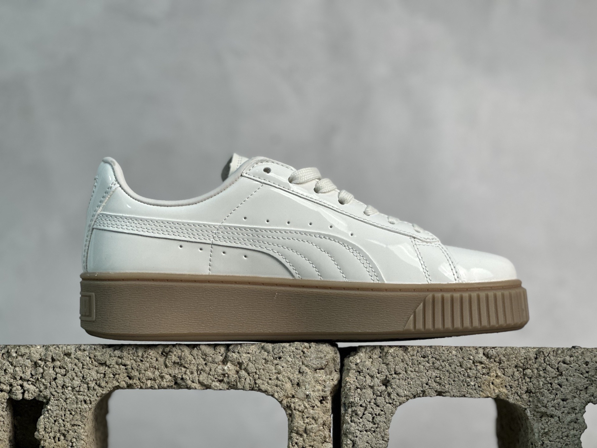 福利特价💰90 放店私
Puma Suede platfotm Gold 彪马防滑耐磨低帮板鞋
孔眼底座和脚趾凸起由猪八革材料制成 支持侧踏时的踏步工作 即使在健身房等使用环境中也能确保透气性 像吸盘一样的设计是为了提高体育馆表面的抓地力性能
货号：363314-05
尺码：35.5-44