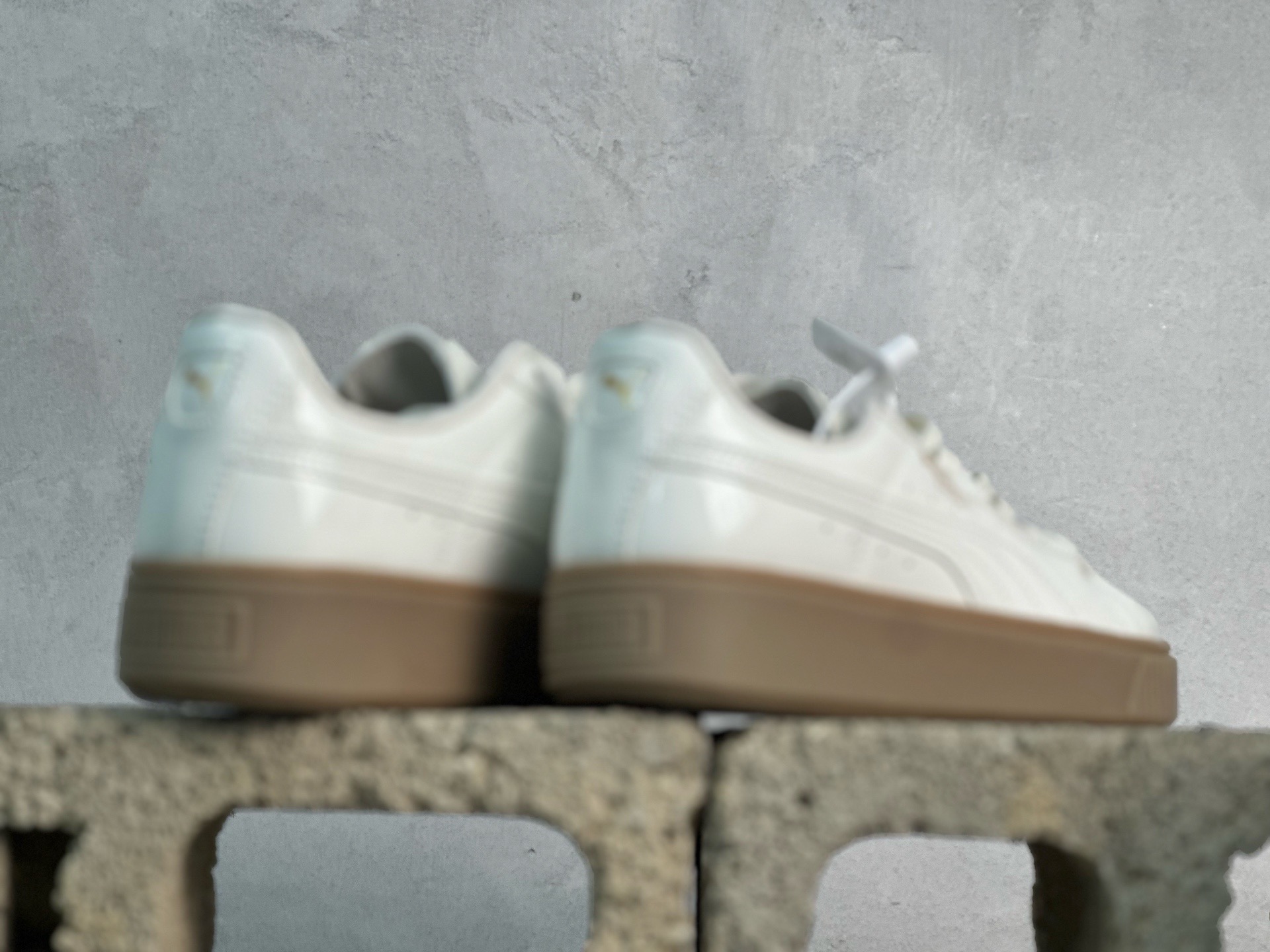 福利特价💰90 放店私
Puma Suede platfotm Gold 彪马防滑耐磨低帮板鞋
孔眼底座和脚趾凸起由猪八革材料制成 支持侧踏时的踏步工作 即使在健身房等使用环境中也能确保透气性 像吸盘一样的设计是为了提高体育馆表面的抓地力性能
货号：363314-05
尺码：35.5-44