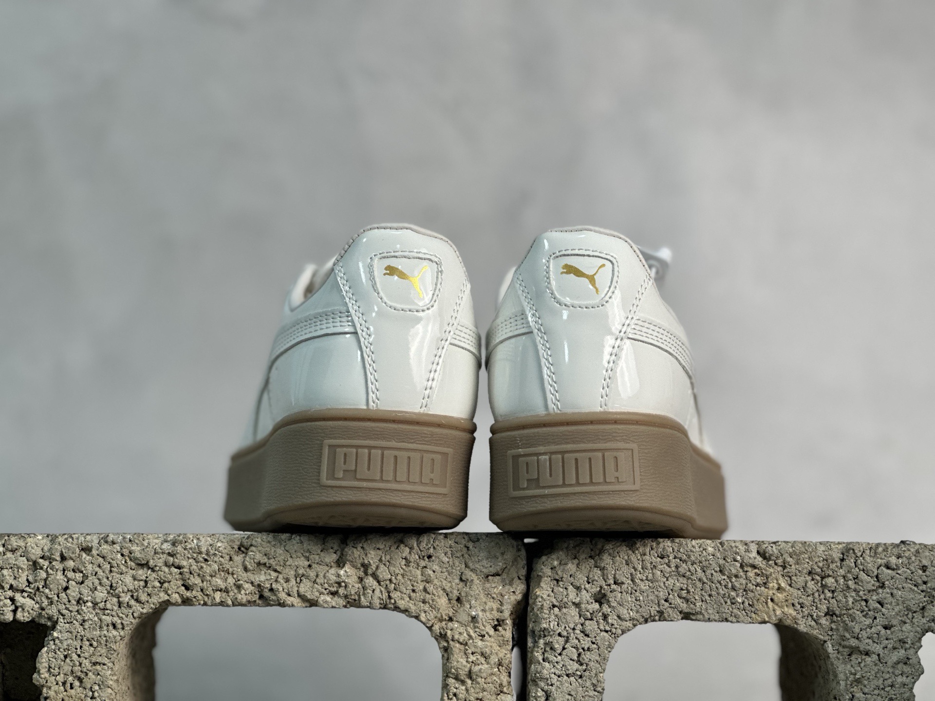 福利特价💰90 放店私
Puma Suede platfotm Gold 彪马防滑耐磨低帮板鞋
孔眼底座和脚趾凸起由猪八革材料制成 支持侧踏时的踏步工作 即使在健身房等使用环境中也能确保透气性 像吸盘一样的设计是为了提高体育馆表面的抓地力性能
货号：363314-05
尺码：35.5-44