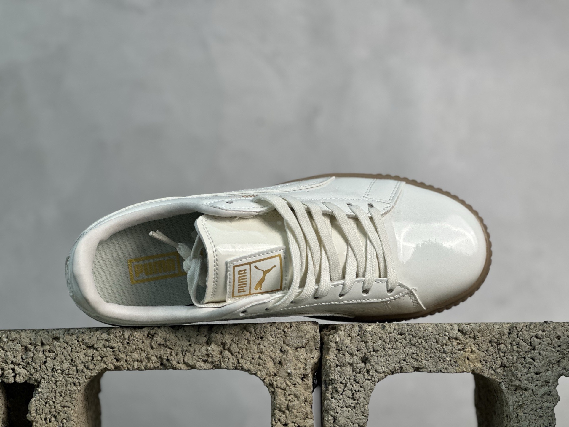 福利特价💰90 放店私
Puma Suede platfotm Gold 彪马防滑耐磨低帮板鞋
孔眼底座和脚趾凸起由猪八革材料制成 支持侧踏时的踏步工作 即使在健身房等使用环境中也能确保透气性 像吸盘一样的设计是为了提高体育馆表面的抓地力性能
货号：363314-05
尺码：35.5-44