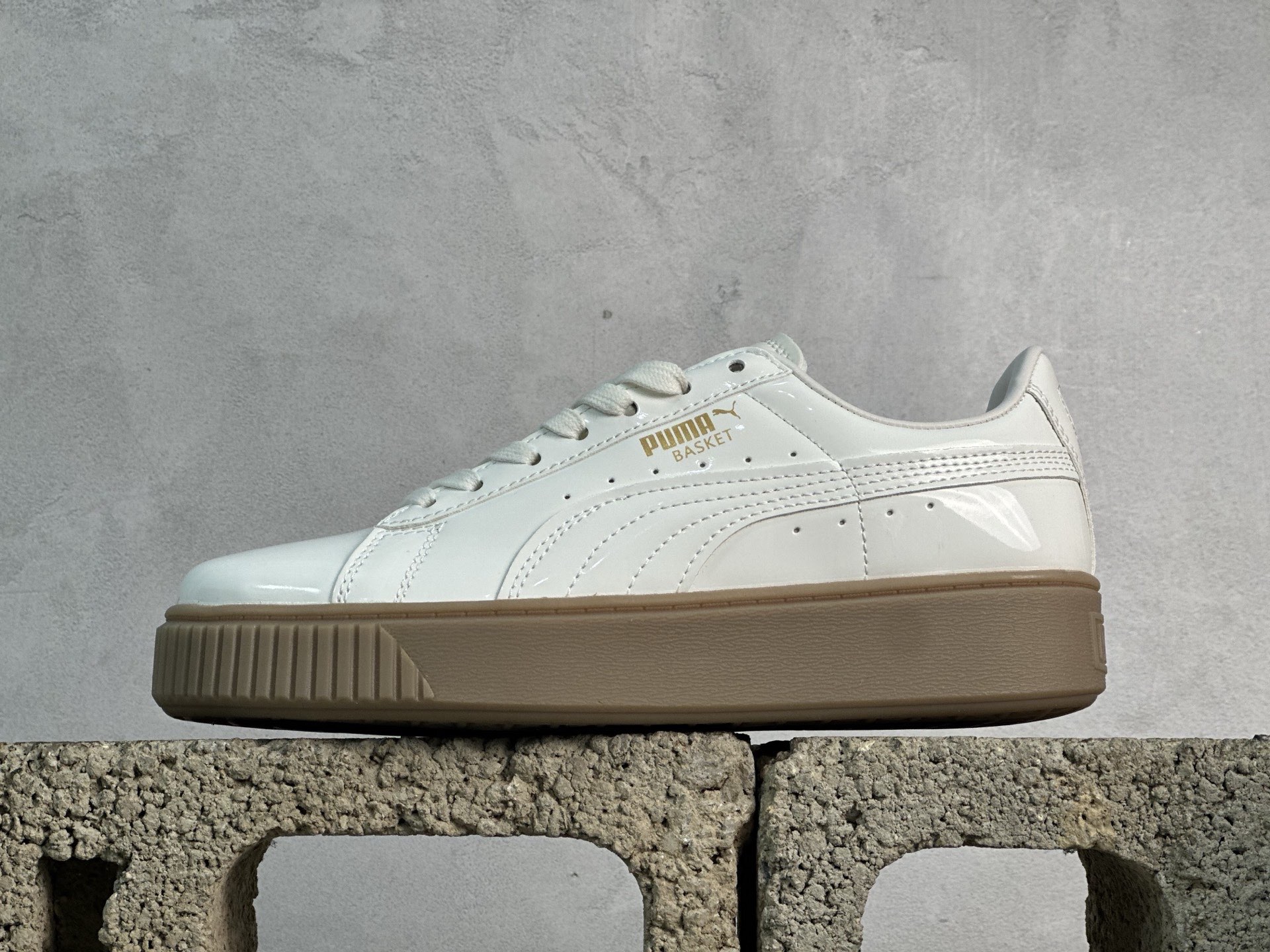 福利特价💰90 放店私
Puma Suede platfotm Gold 彪马防滑耐磨低帮板鞋
孔眼底座和脚趾凸起由猪八革材料制成 支持侧踏时的踏步工作 即使在健身房等使用环境中也能确保透气性 像吸盘一样的设计是为了提高体育馆表面的抓地力性能
货号：363314-05
尺码：35.5-44
