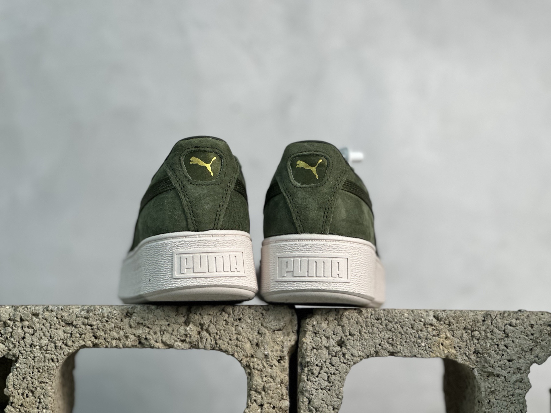 福利特价💰90 放店私
Puma Suede platfotm Gold 彪马防滑耐磨低帮板鞋
孔眼底座和脚趾凸起由猪八革材料制成 支持侧踏时的踏步工作 即使在健身房等使用环境中也能确保透气性 像吸盘一样的设计是为了提高体育馆表面的抓地力性能
货号：365828-04
尺码：35.5-44