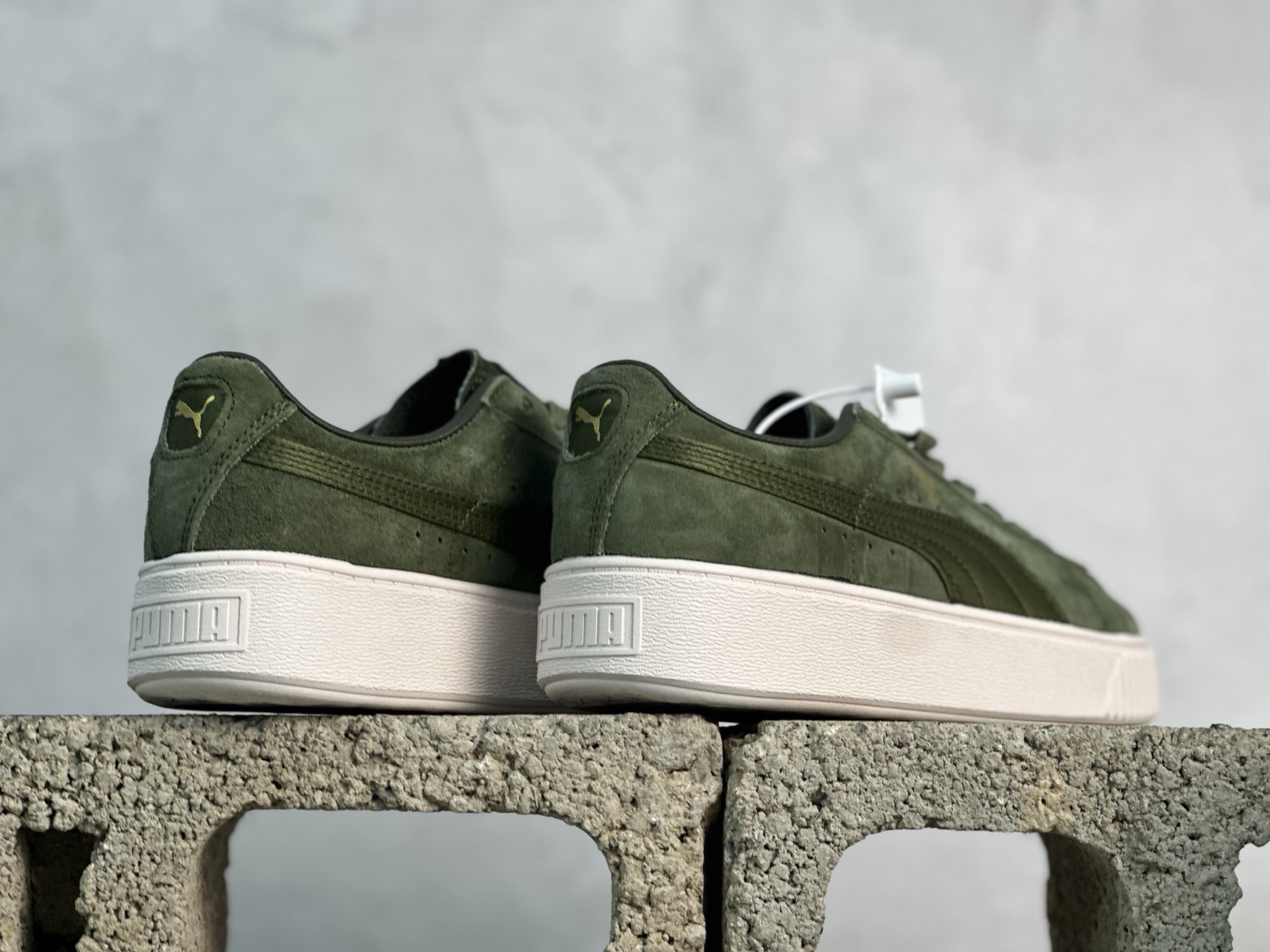 福利特价💰90 放店私
Puma Suede platfotm Gold 彪马防滑耐磨低帮板鞋
孔眼底座和脚趾凸起由猪八革材料制成 支持侧踏时的踏步工作 即使在健身房等使用环境中也能确保透气性 像吸盘一样的设计是为了提高体育馆表面的抓地力性能
货号：365828-04
尺码：35.5-44