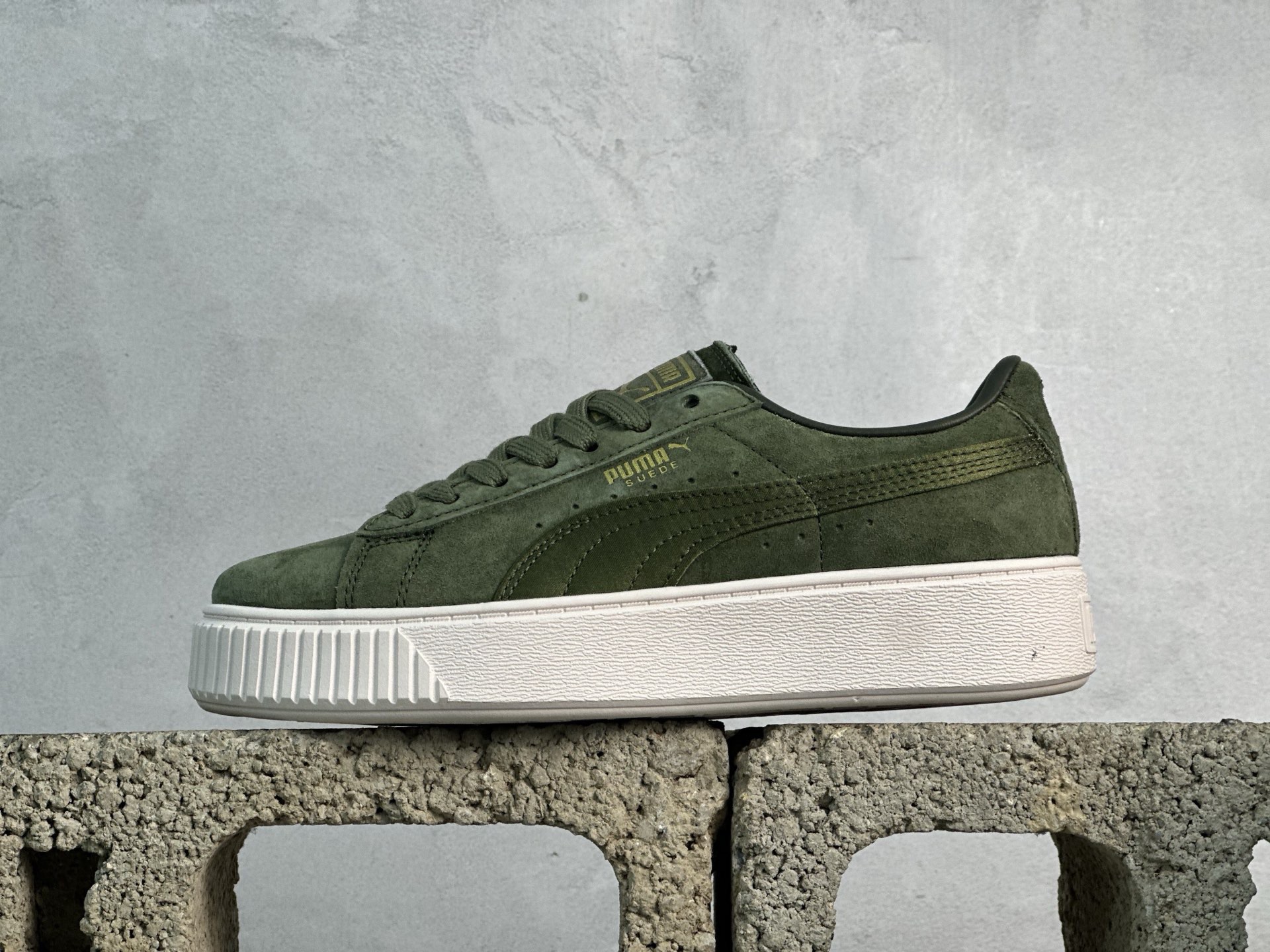 福利特价💰90 放店私
Puma Suede platfotm Gold 彪马防滑耐磨低帮板鞋
孔眼底座和脚趾凸起由猪八革材料制成 支持侧踏时的踏步工作 即使在健身房等使用环境中也能确保透气性 像吸盘一样的设计是为了提高体育馆表面的抓地力性能
货号：365828-04
尺码：35.5-44