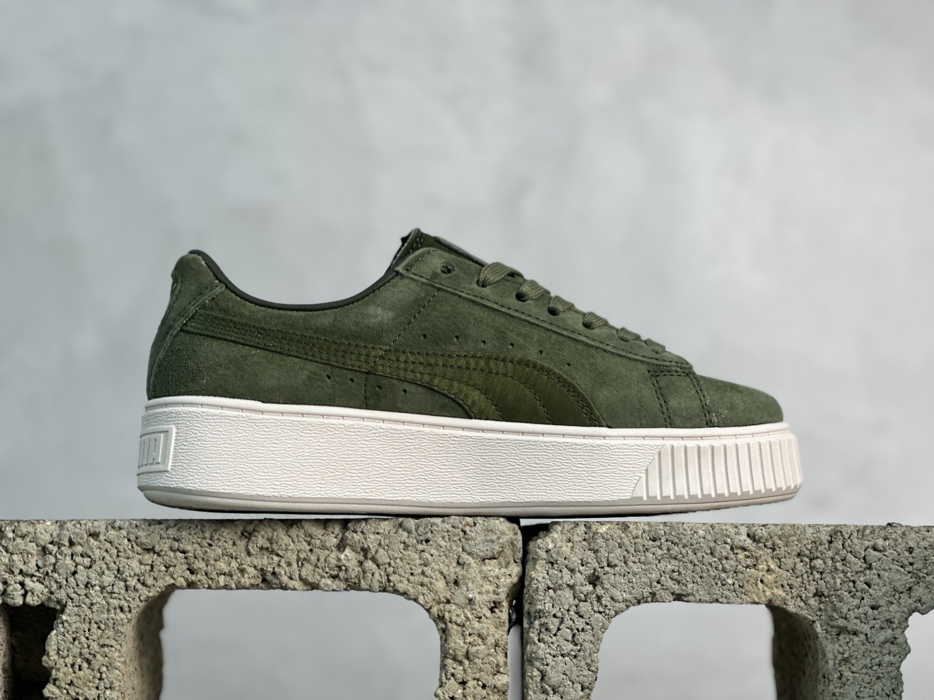 福利特价💰90 放店私
Puma Suede platfotm Gold 彪马防滑耐磨低帮板鞋
孔眼底座和脚趾凸起由猪八革材料制成 支持侧踏时的踏步工作 即使在健身房等使用环境中也能确保透气性 像吸盘一样的设计是为了提高体育馆表面的抓地力性能
货号：365828-04
尺码：35.5-44