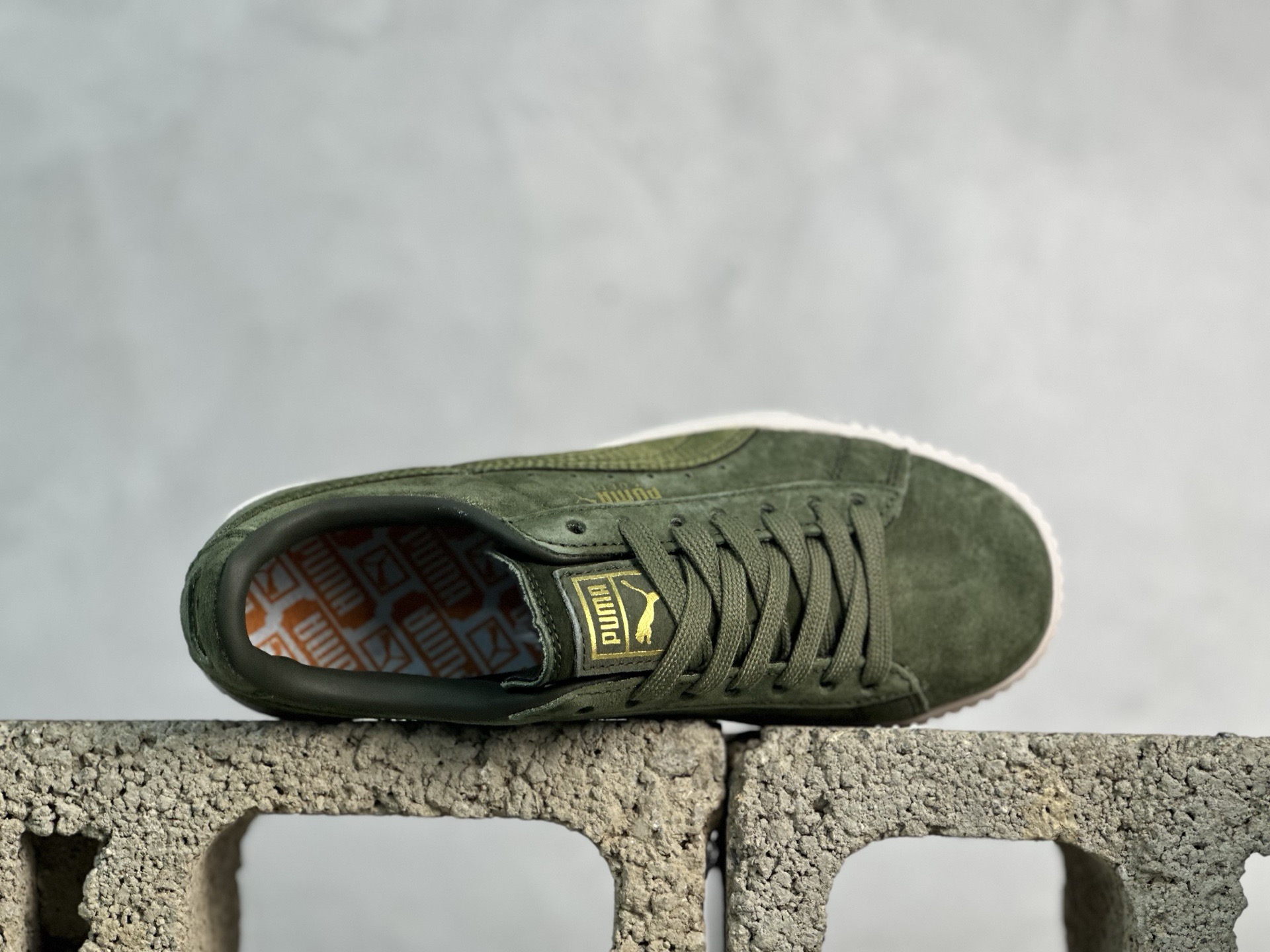 福利特价💰90 放店私
Puma Suede platfotm Gold 彪马防滑耐磨低帮板鞋
孔眼底座和脚趾凸起由猪八革材料制成 支持侧踏时的踏步工作 即使在健身房等使用环境中也能确保透气性 像吸盘一样的设计是为了提高体育馆表面的抓地力性能
货号：365828-04
尺码：35.5-44