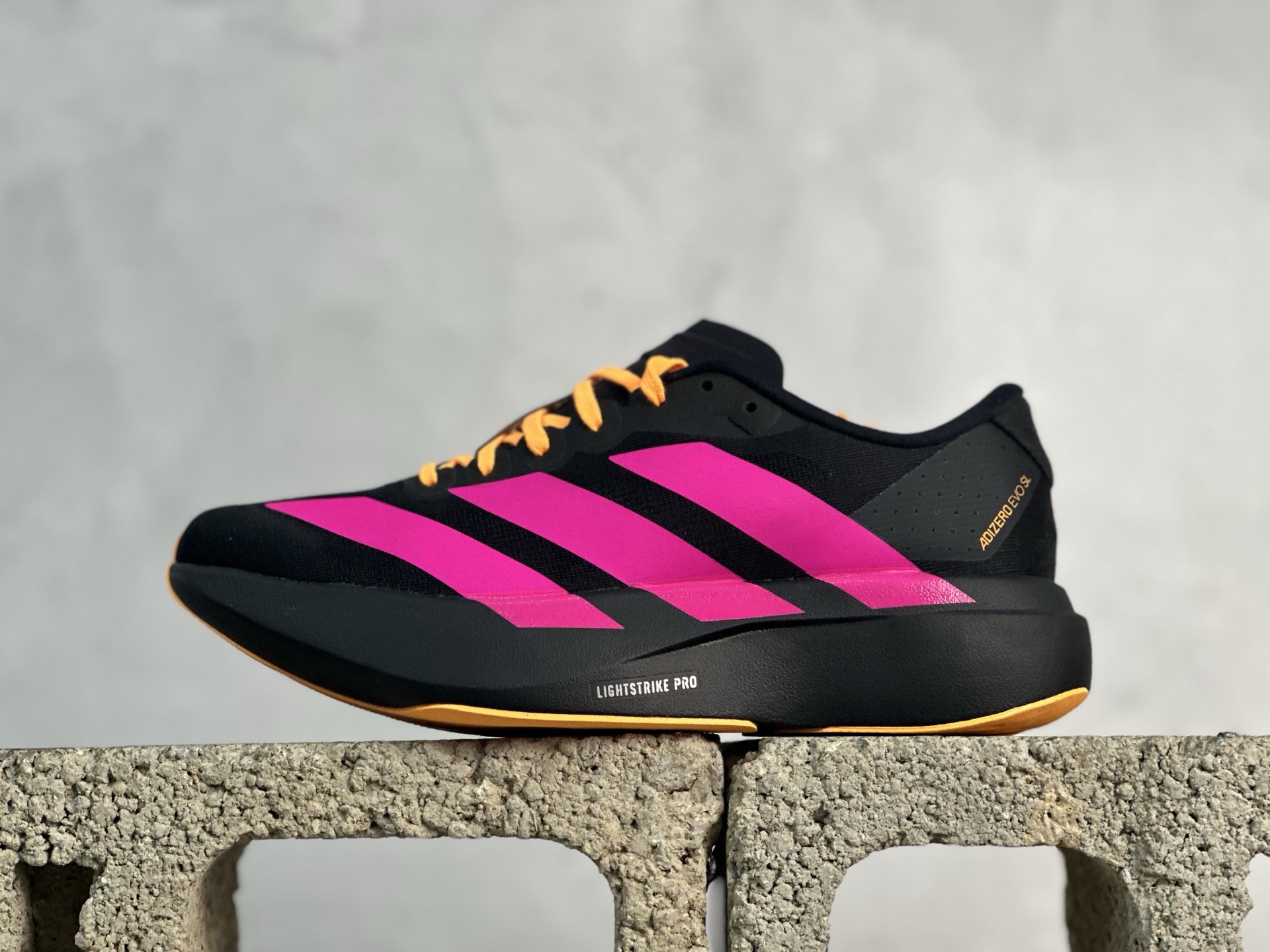放店私 Adidas Adizero Evo SL KJ1017 阿迪超轻透气缓震跑鞋 #以令人难以置信的138克重量,刷新了跑鞋轻量化的记录,阿迪在材料科学和工艺技术上的深厚积累. #全新鞋款采用Lightweight Upper材料,让穿着者几乎能够体验到一种"裸足"的感觉