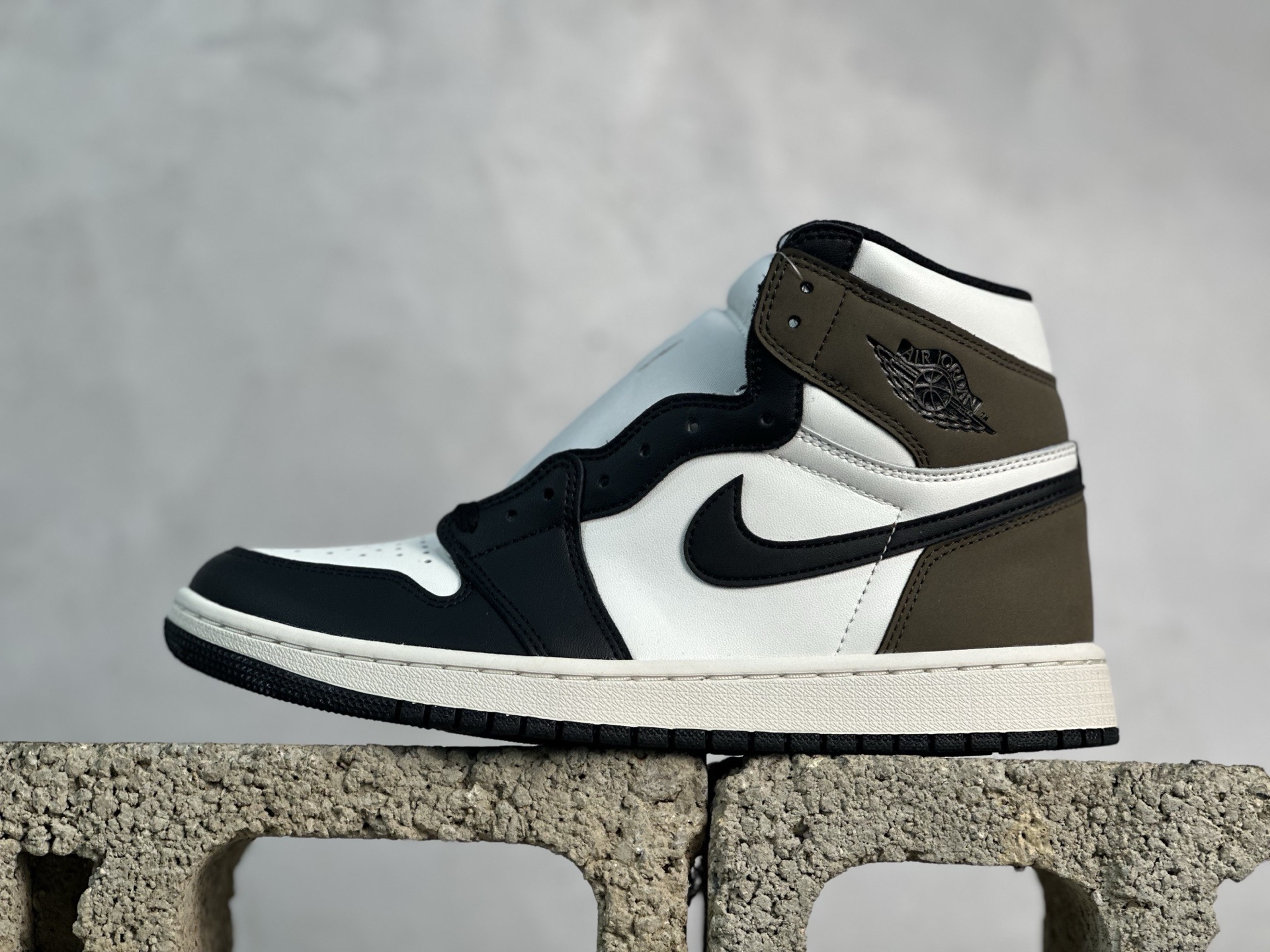 💰130 放店私 双十二福利开启！
get纯原AJ1高帮系列特价！
尺码40-47.5，全码输出！
get纯原福利！品质如图，实物所拍即所得！材料 版型 细节都是可圈可点！价格也是真的白菜价了，转图必卖！