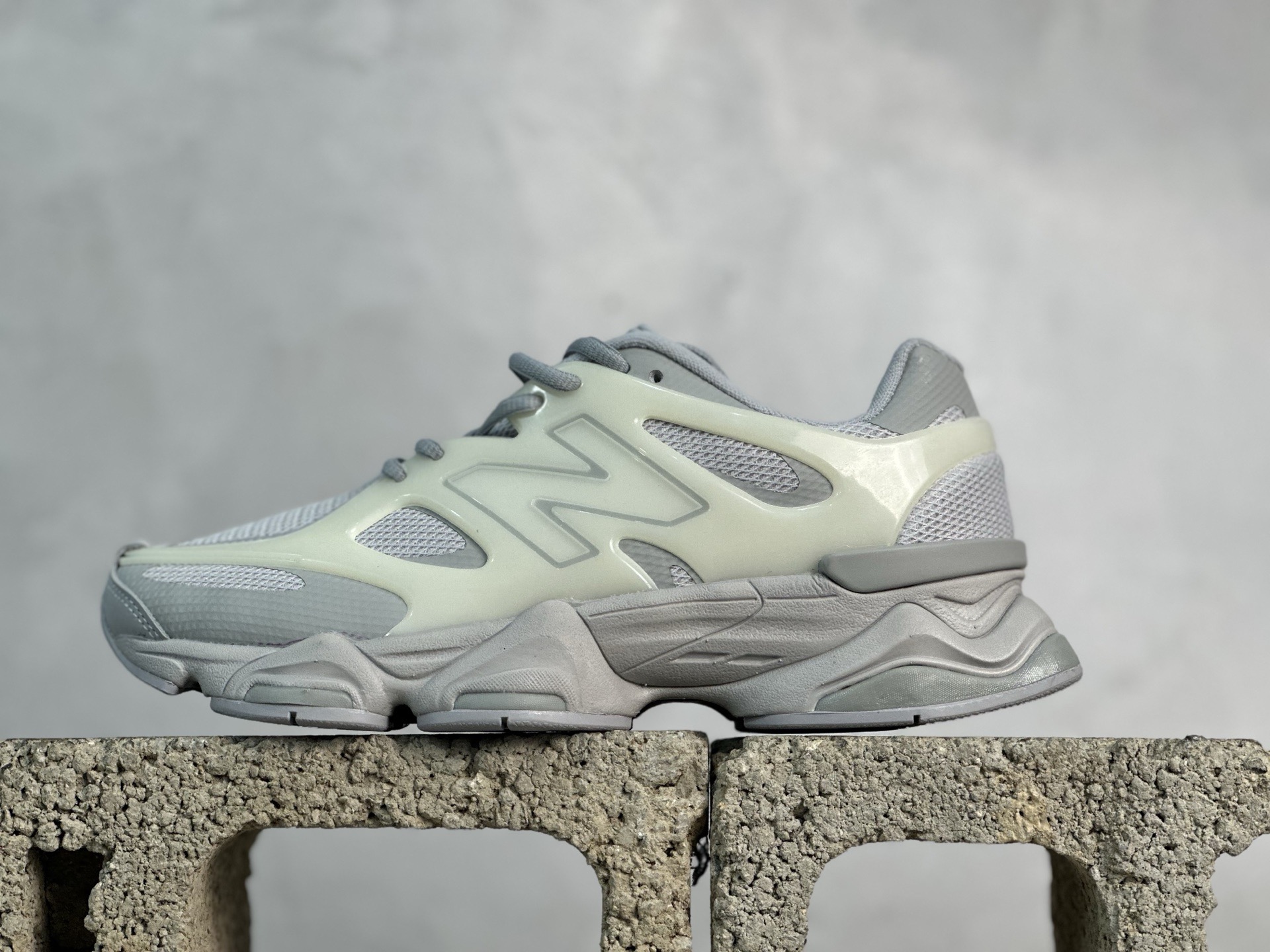 放店私 New Balance NB9060系列 复古休闲运动慢跑鞋 U9060IAB #鞋款灵感源自设计师本人对夏日的怀日回忆.鞋面大身由空间双格及磨砂鞋面拼接而生,配以柔和、温暖的粉橘色调,夏日氛围拉满 #采用大面积网眼以及麂皮材质覆盖鞋身,还原经典气质.搭载ABZORB避震科技,由泡沫聚酯制成,上脚可以有效减少由鞋底反弹对身体及双腿的冲击力