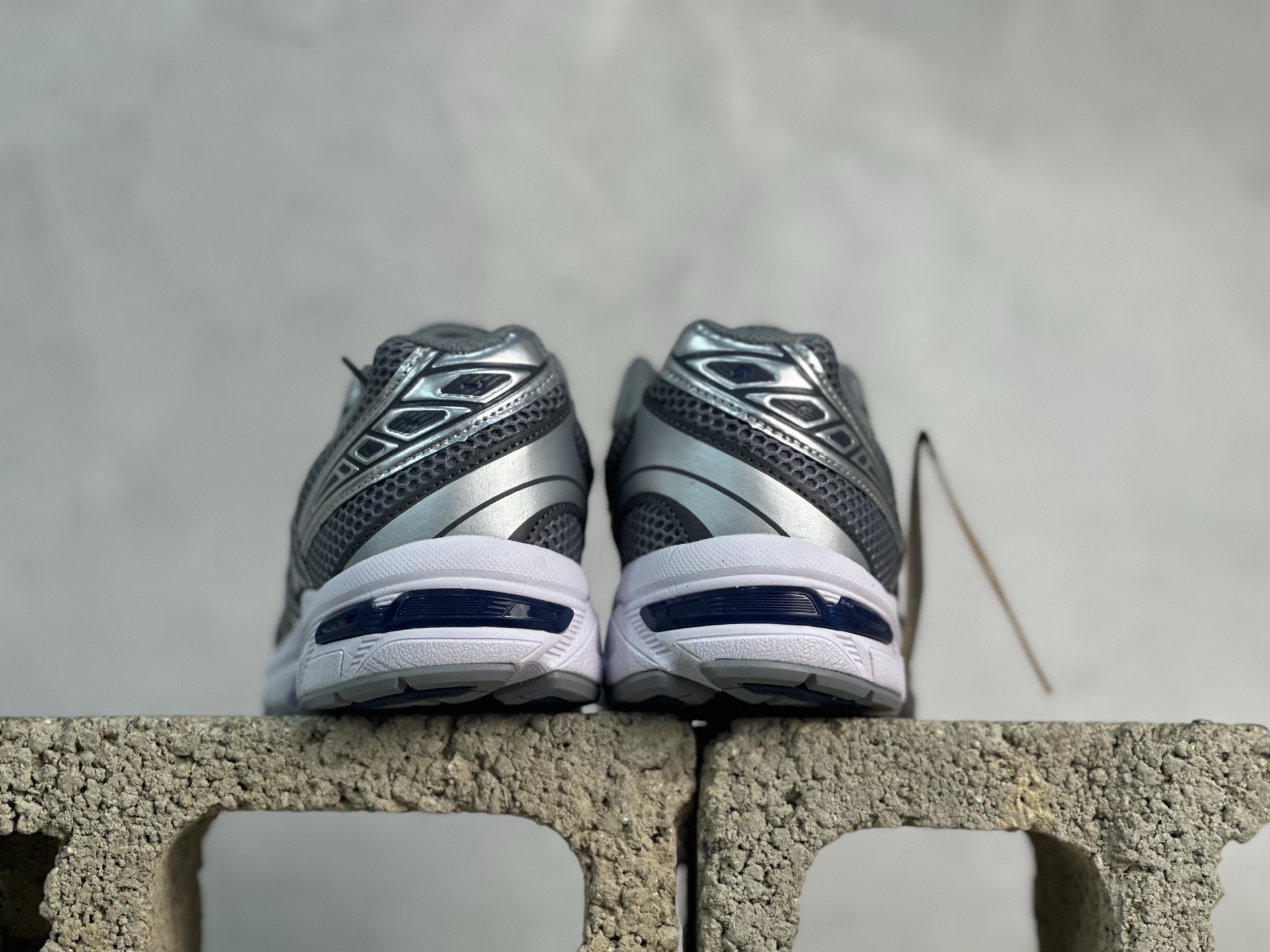 💰160 放店私 Asics Tiger GEL-1130 亚瑟士户外风低帮休闲运动跑步鞋 1203A609-022
#鞋款选用网眼与皮革相接，复古而富有层次感。Ortholite 鞋垫+搭载着 GEL 缓震胶的鞋底，同时辅以耐磨大底提供良好抓地力。 复古美学入门代表作，重现2000年代后期的复古美学。 
尺码：36 37 37.5 38 39 39.5 40.5 41.5 42 42.5 43.5 44 45