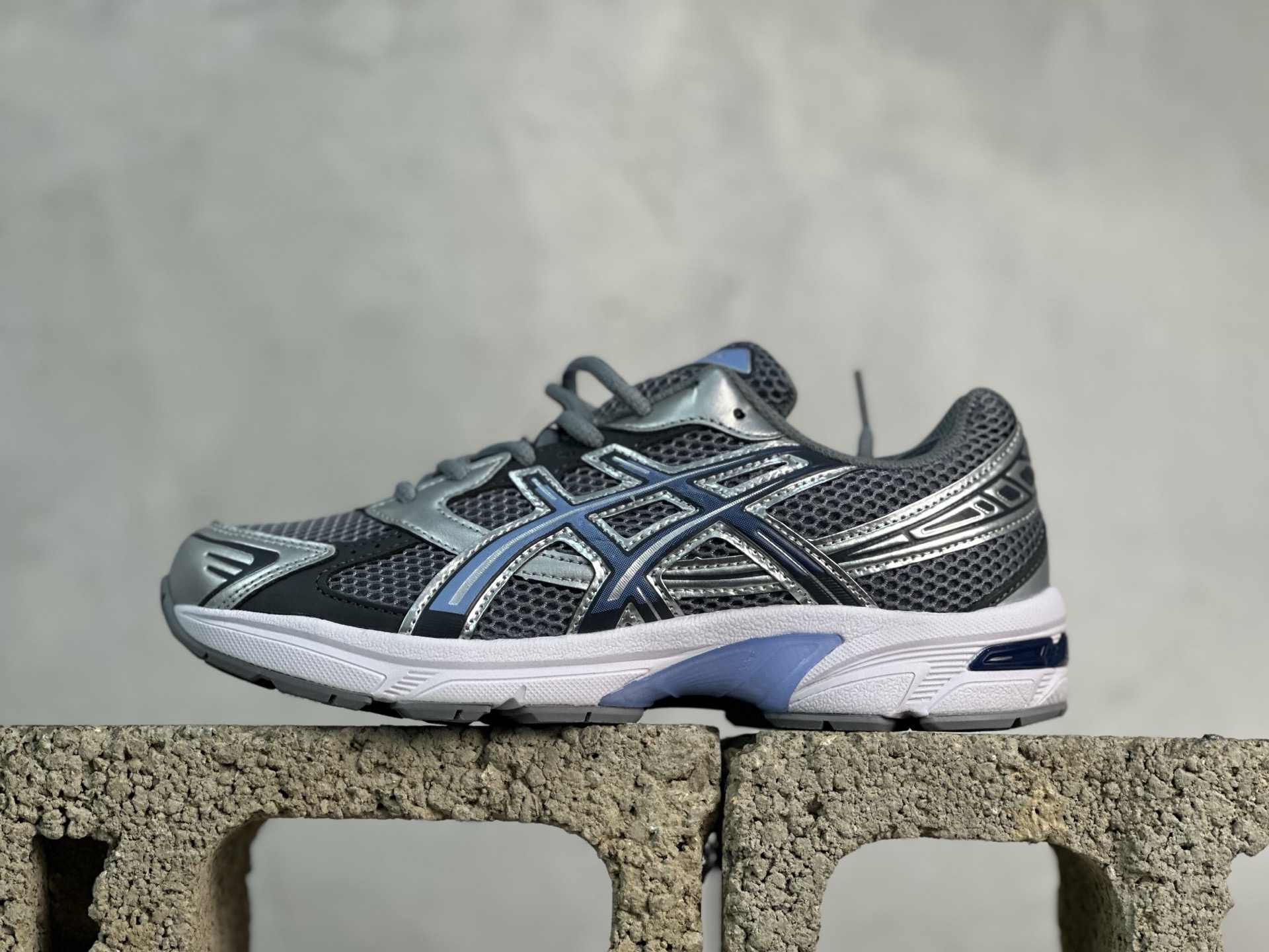 💰160 放店私 Asics Tiger GEL-1130 亚瑟士户外风低帮休闲运动跑步鞋 1203A609-022
#鞋款选用网眼与皮革相接，复古而富有层次感。Ortholite 鞋垫+搭载着 GEL 缓震胶的鞋底，同时辅以耐磨大底提供良好抓地力。 复古美学入门代表作，重现2000年代后期的复古美学。 
尺码：36 37 37.5 38 39 39.5 40.5 41.5 42 42.5 43.5 44 45