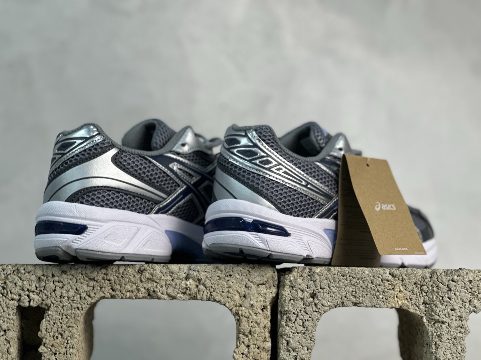 💰160 放店私 Asics Tiger GEL-1130 亚瑟士户外风低帮休闲运动跑步鞋 1203A609-022
#鞋款选用网眼与皮革相接，复古而富有层次感。Ortholite 鞋垫+搭载着 GEL 缓震胶的鞋底，同时辅以耐磨大底提供良好抓地力。 复古美学入门代表作，重现2000年代后期的复古美学。 
尺码：36 37 37.5 38 39 39.5 40.5 41.5 42 42.5 43.5 44 45