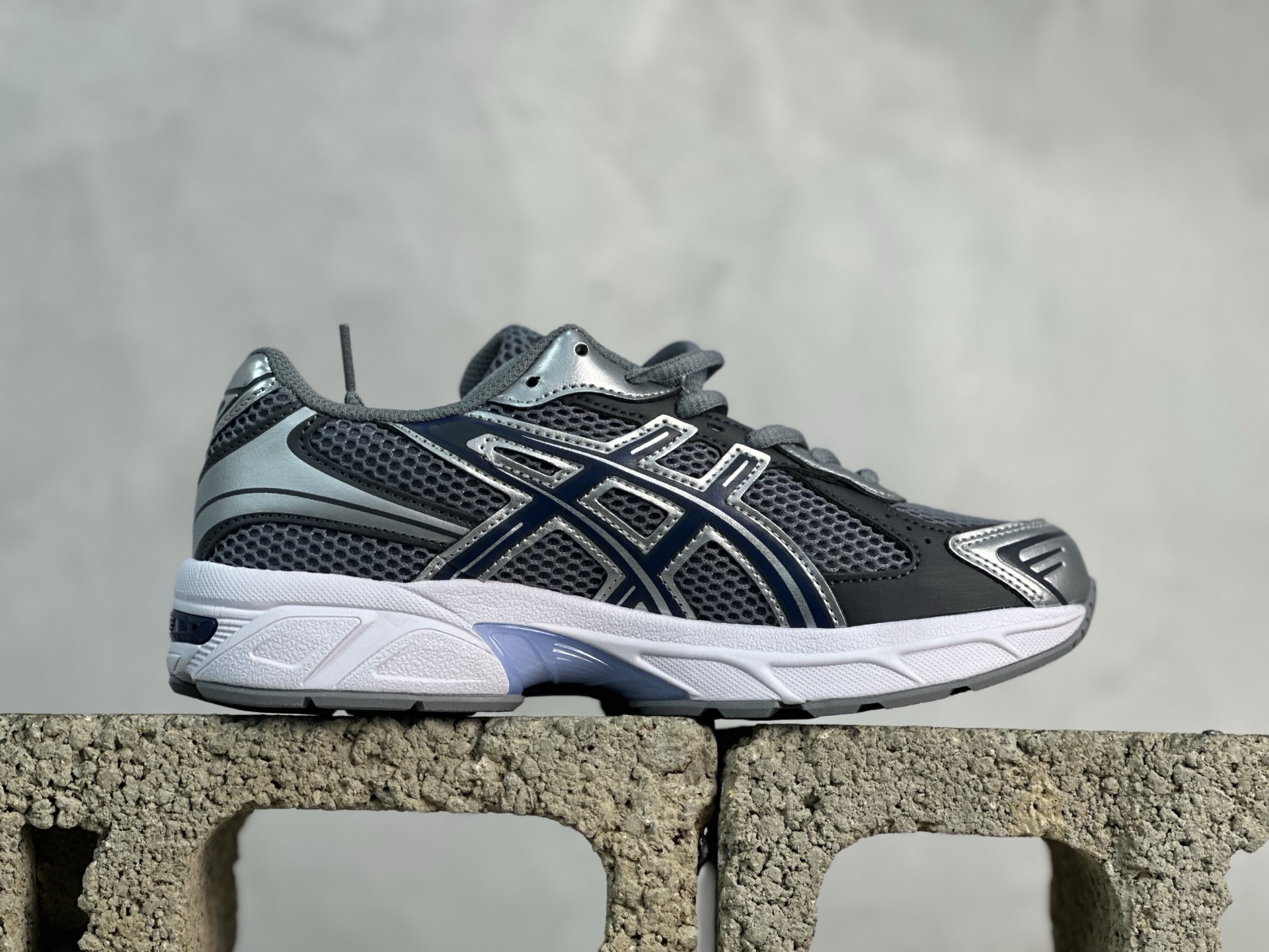 💰160 放店私 Asics Tiger GEL-1130 亚瑟士户外风低帮休闲运动跑步鞋 1203A609-022
#鞋款选用网眼与皮革相接，复古而富有层次感。Ortholite 鞋垫+搭载着 GEL 缓震胶的鞋底，同时辅以耐磨大底提供良好抓地力。 复古美学入门代表作，重现2000年代后期的复古美学。 
尺码：36 37 37.5 38 39 39.5 40.5 41.5 42 42.5 43.5 44 45