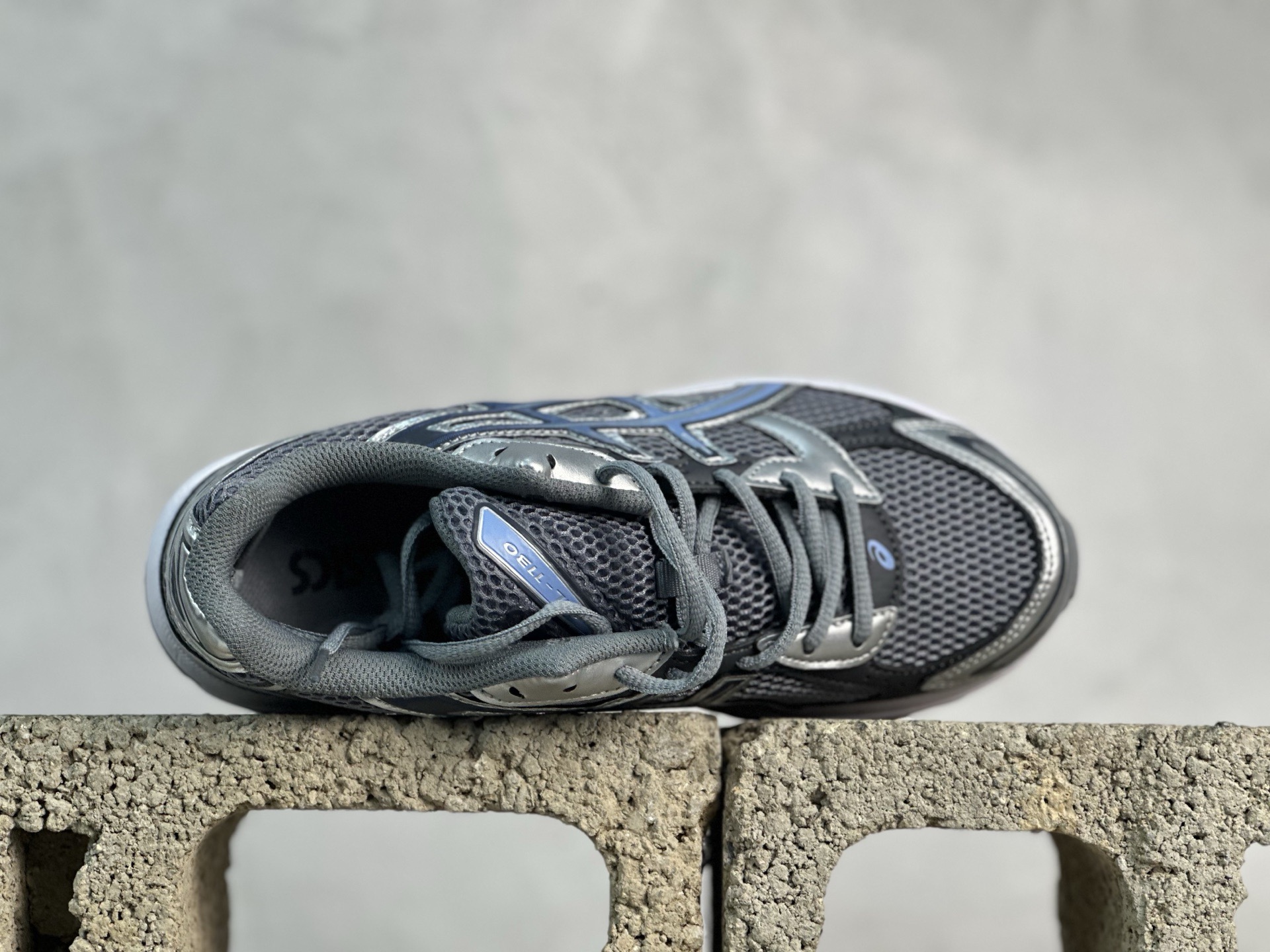 💰160 放店私 Asics Tiger GEL-1130 亚瑟士户外风低帮休闲运动跑步鞋 1203A609-022
#鞋款选用网眼与皮革相接，复古而富有层次感。Ortholite 鞋垫+搭载着 GEL 缓震胶的鞋底，同时辅以耐磨大底提供良好抓地力。 复古美学入门代表作，重现2000年代后期的复古美学。 
尺码：36 37 37.5 38 39 39.5 40.5 41.5 42 42.5 43.5 44 45