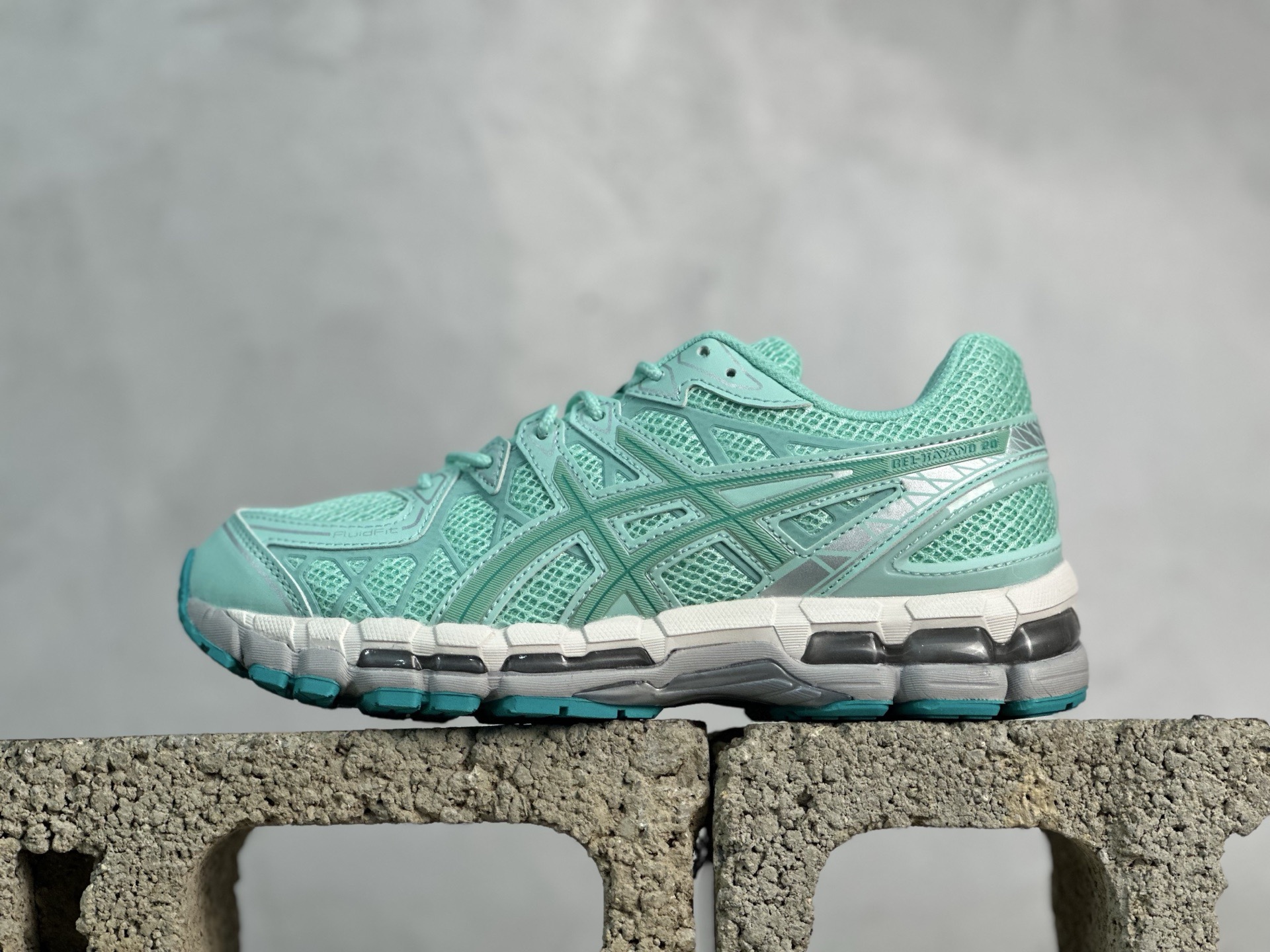 💰190 放店私 Asics Gel-KAYANO 20亚瑟士运动休闲透气专业跑鞋 1203A758-300 #鞋面采用反绒皮与网布拼接 透气舒适兼具休闲时尚 结合简明的配色 展现品牌的传承及引领复古流行的主题 虎爪造型的LOGO #鞋身稳定包裹系统 支撑鞋身 经典宽大鞋型配备防偏移设计提升包裹性 穿着舒适鞋面透气孔设计 提供透气性 尺码：36 37 37.5 38 39 39.5 40 40.5 41.5 42 42.5 43.5 44 45