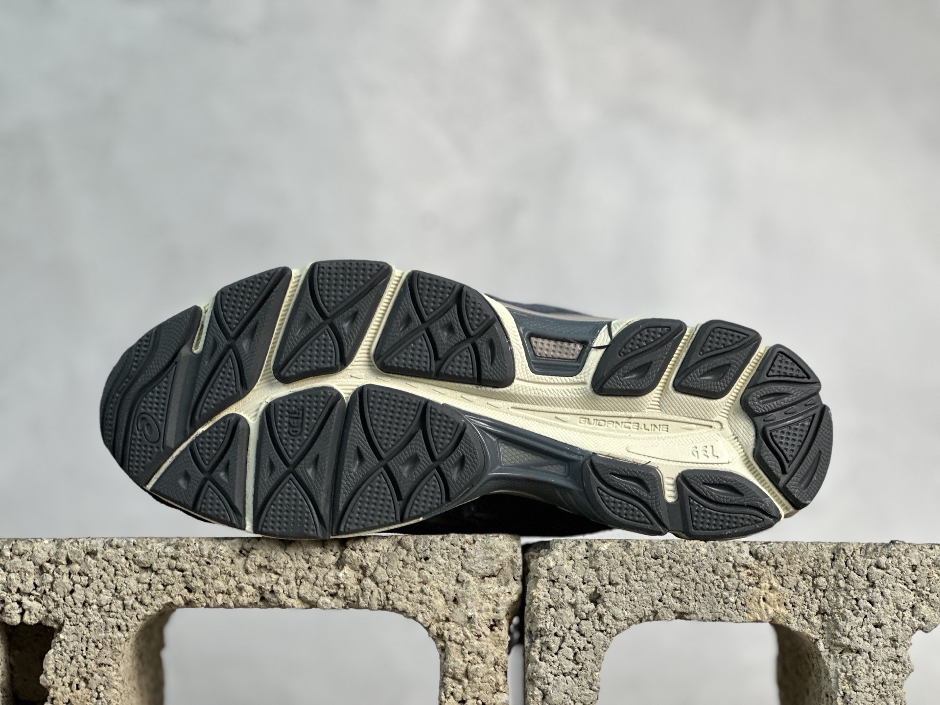 💰180 放店私 No.1版 ASICS GEL-NYC 最强Nyc 价格到位对标市面高价 1201A789-250 燕麦灰 Size：36 37 37.5 38 39 39.5 40 40.5 41.5 42 42.5 43.5 44 44.5 45 46 46.5 47