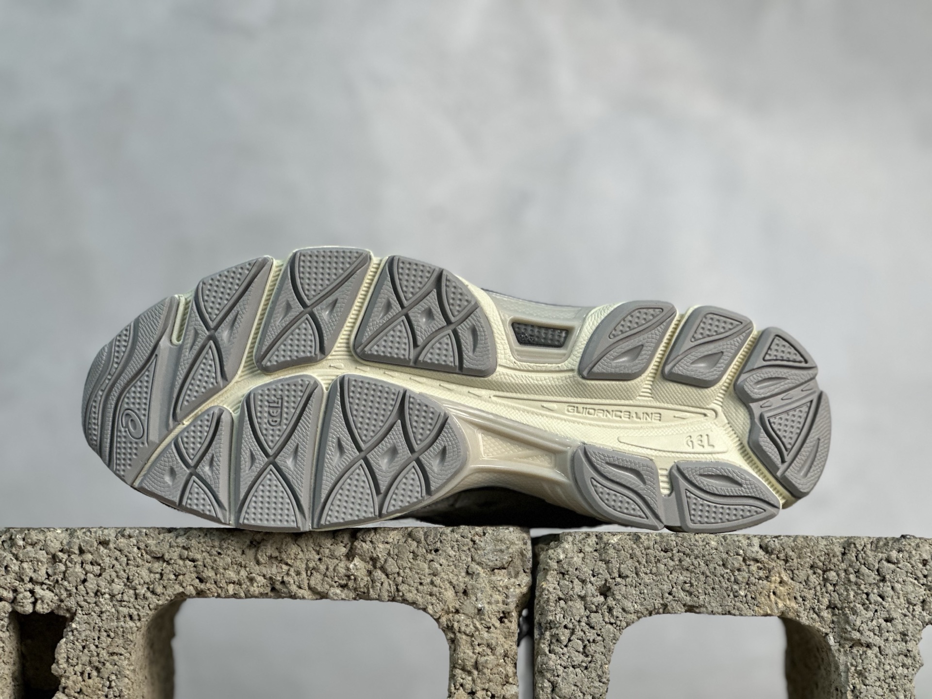 💰180 放店私 No.1版 ASICS GEL-NYC 最强Nyc 价格到位对标市面高价 1201A789-103 灰色 Size：36 37 37.5 38 39 39.5 40 40.5 41.5 42 42.5 43.5 44 44.5 45 46 46.5 47