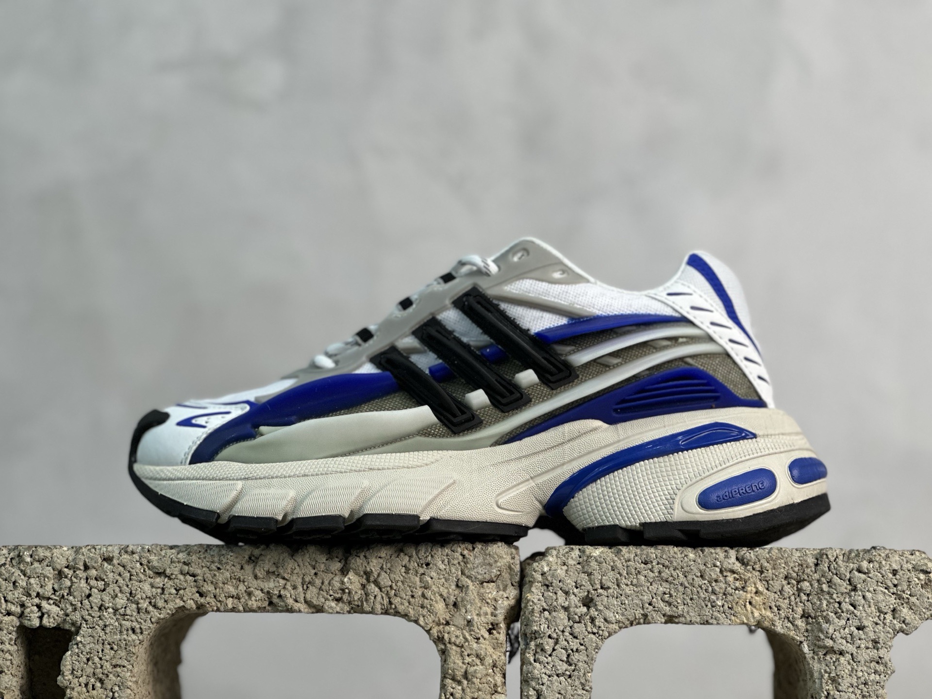 💰230 放店私
XS版 Pharrell x AD Adistar Jellyfish 联名款低帮复古风老爹鞋
未来科技感十足 以3D风格焕新演绎标志性三条纹 为造型添上点睛之笔 金属质感视觉效果TPU自带哑光反射 非常的细节 最大的亮点无疑是鞋屁股 大块的tpu包裹 让增高的大底不再突兀 更显腿长脚细 
货号：JP9263
尺码：36-47